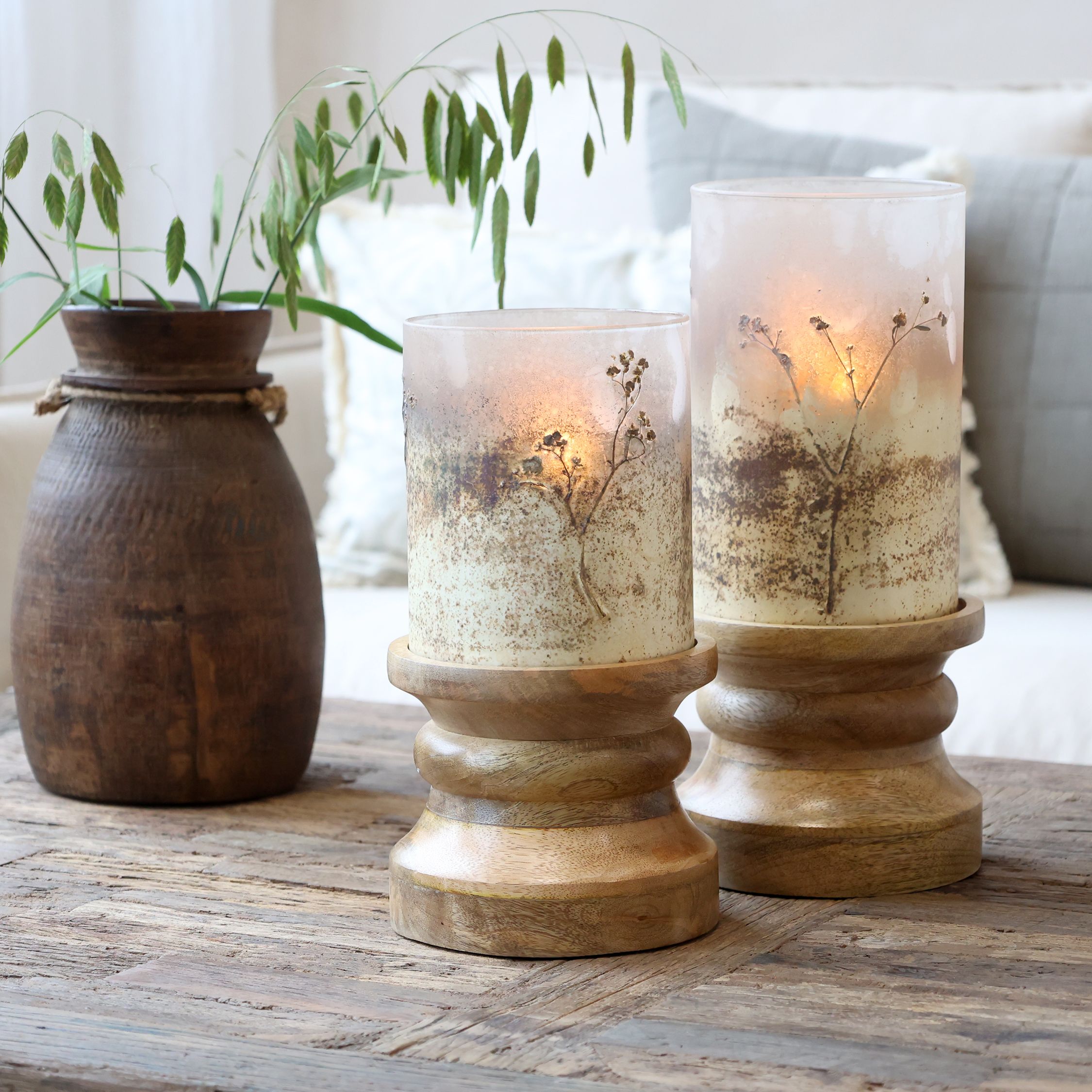 Kerzenständer aus Glas und Holz mit Blumendekor