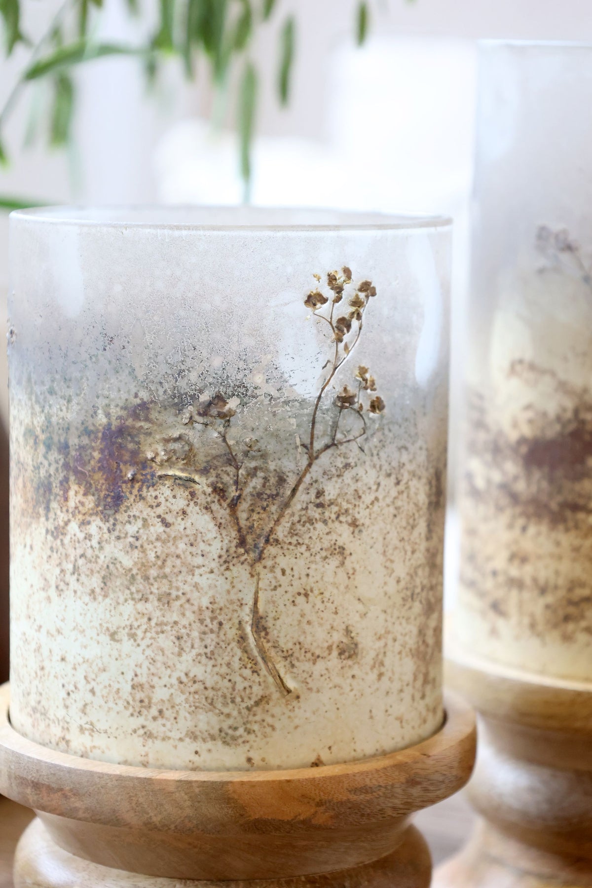 Kerzenständer aus Glas und Holz mit Blumendekor