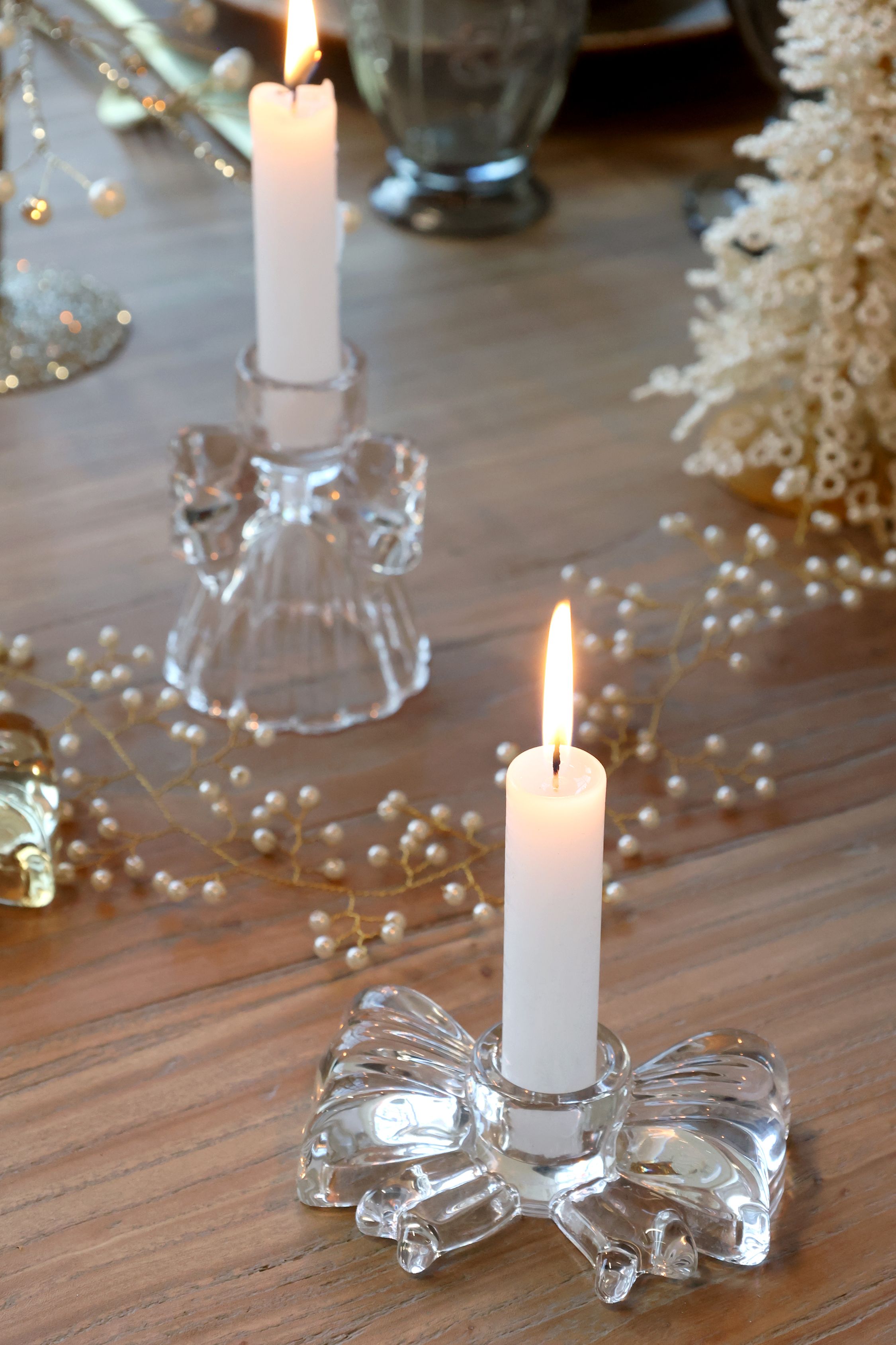 Klarer Kerzenständer mit Schleife aus Glas