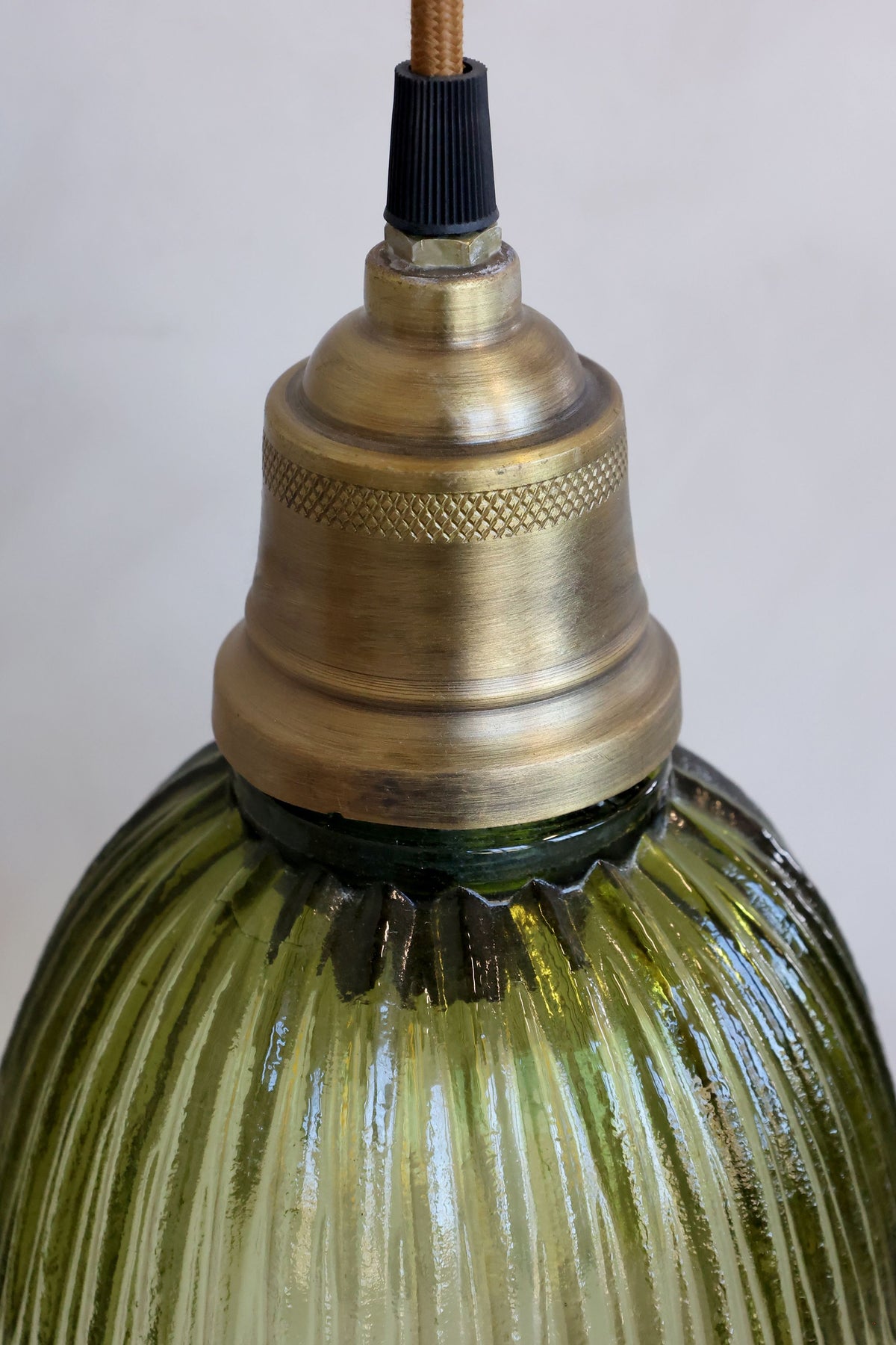 Lampe mit Messingoberfläche, oliv, 18 cm hoch