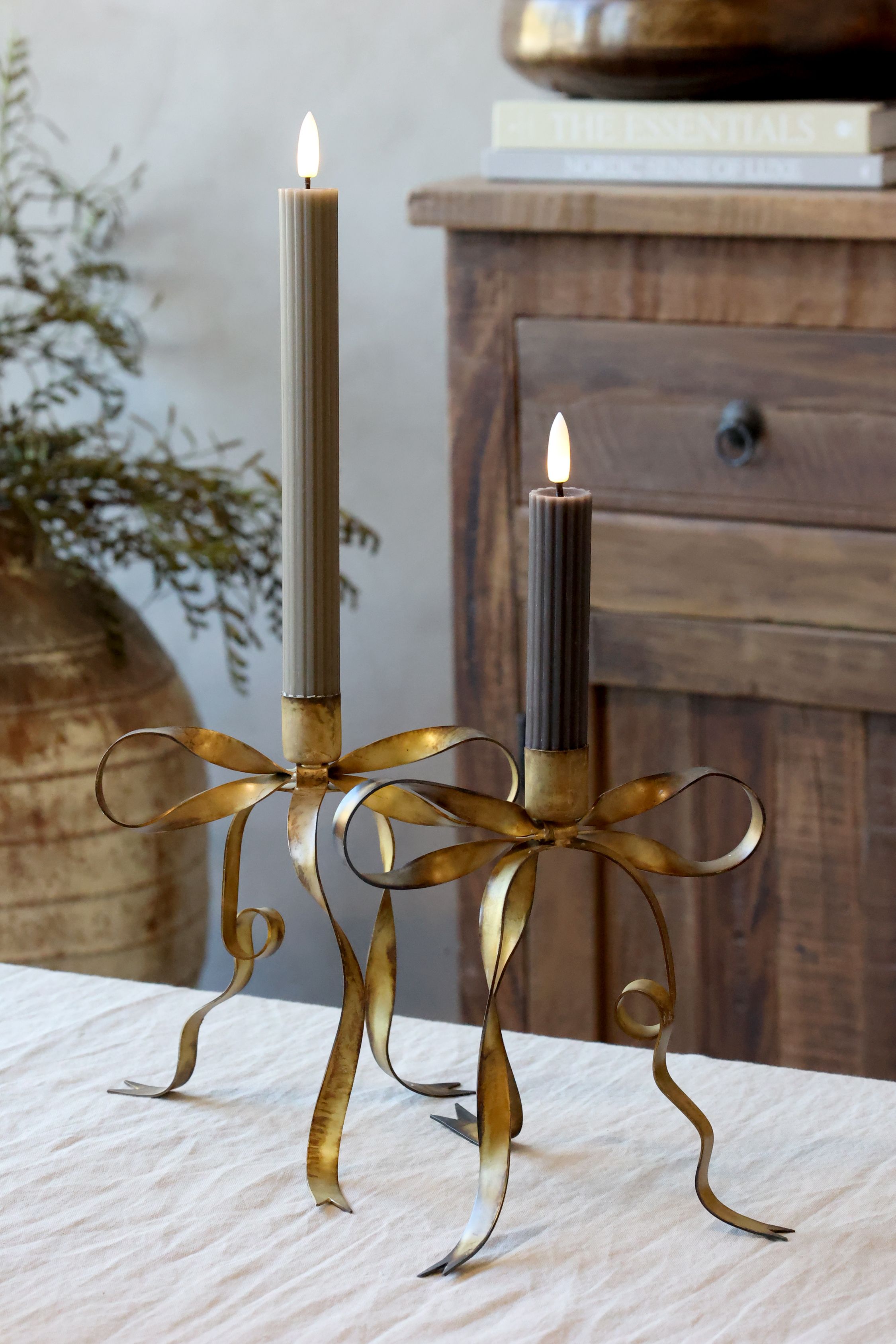 Kerzenständer mit Schleife, Antique Messing, 20 cm hoch