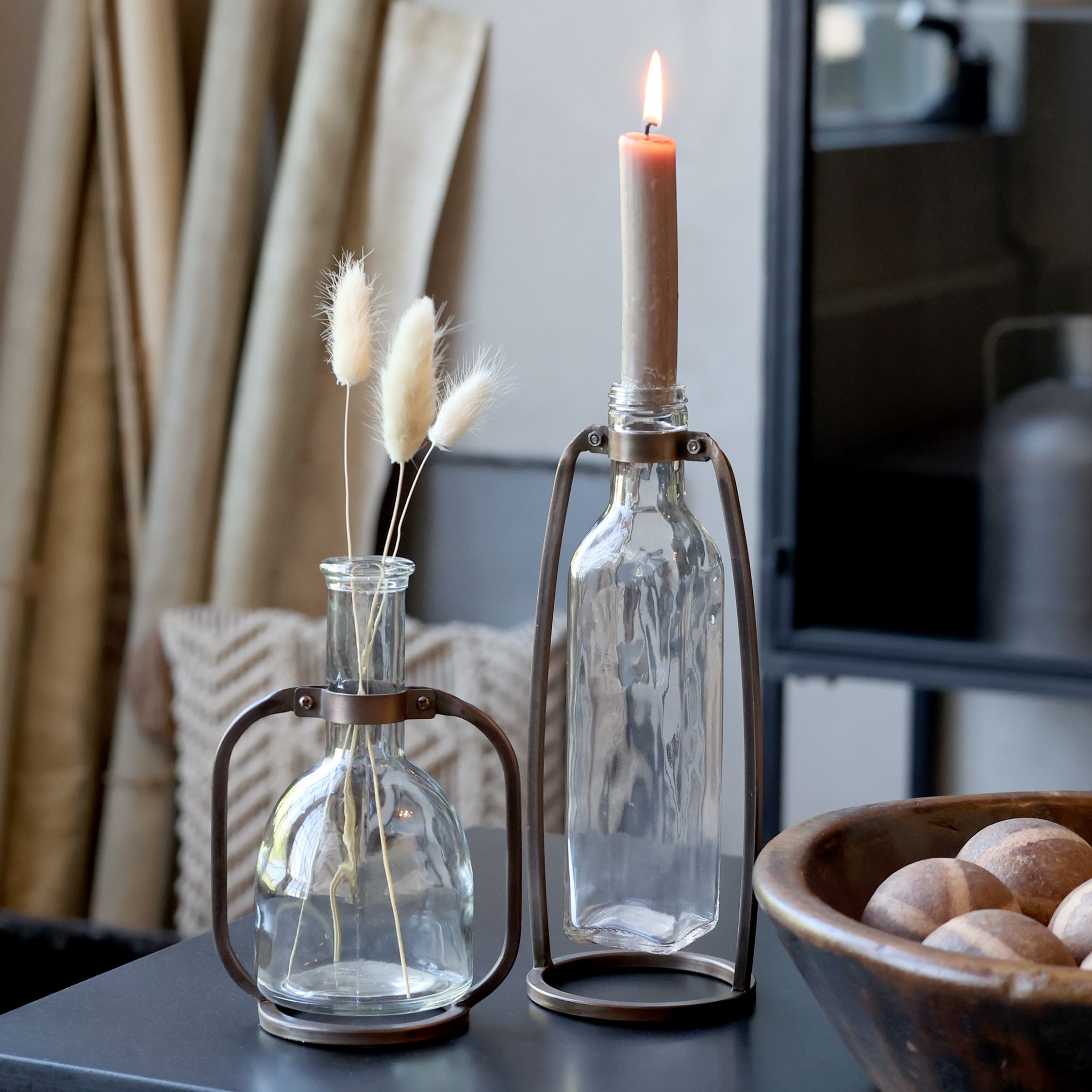 Flasche mit Henkel aus Glas und Eisen, 23,5 cm hoch