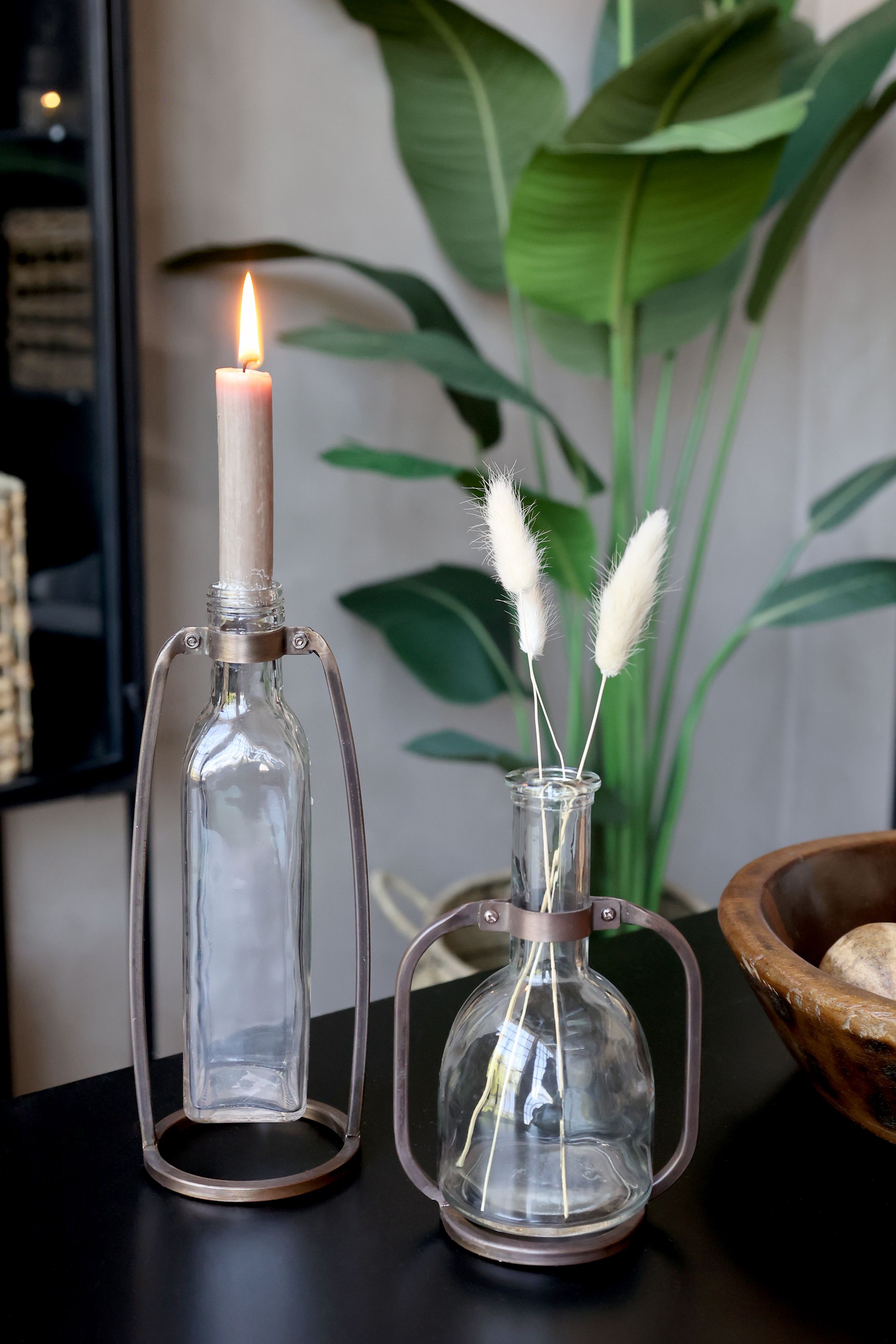 Flasche mit Henkel aus Glas und Eisen, 23,5 cm hoch