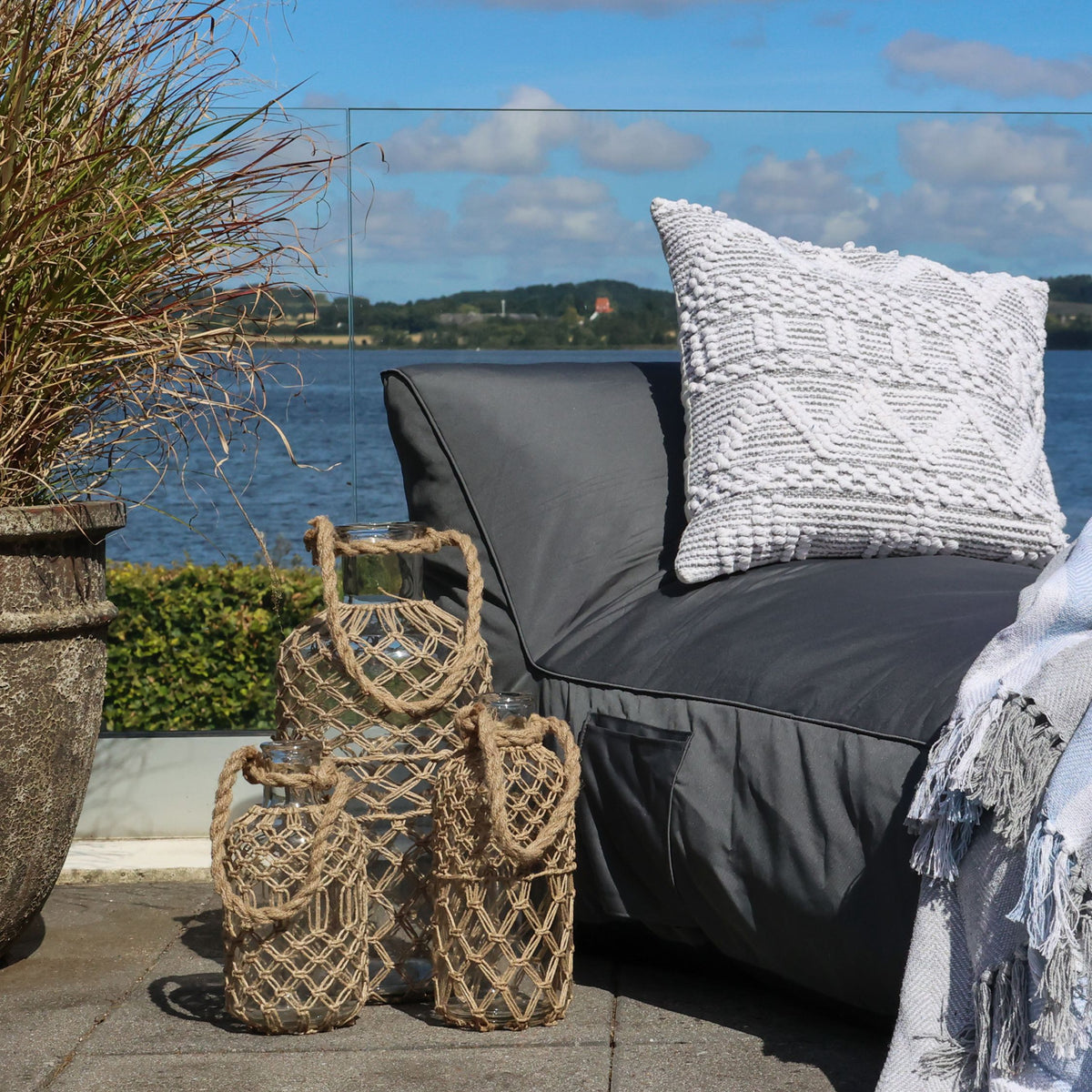 Flasche mit Jutegeflecht und Henkel, 49 cm hoch