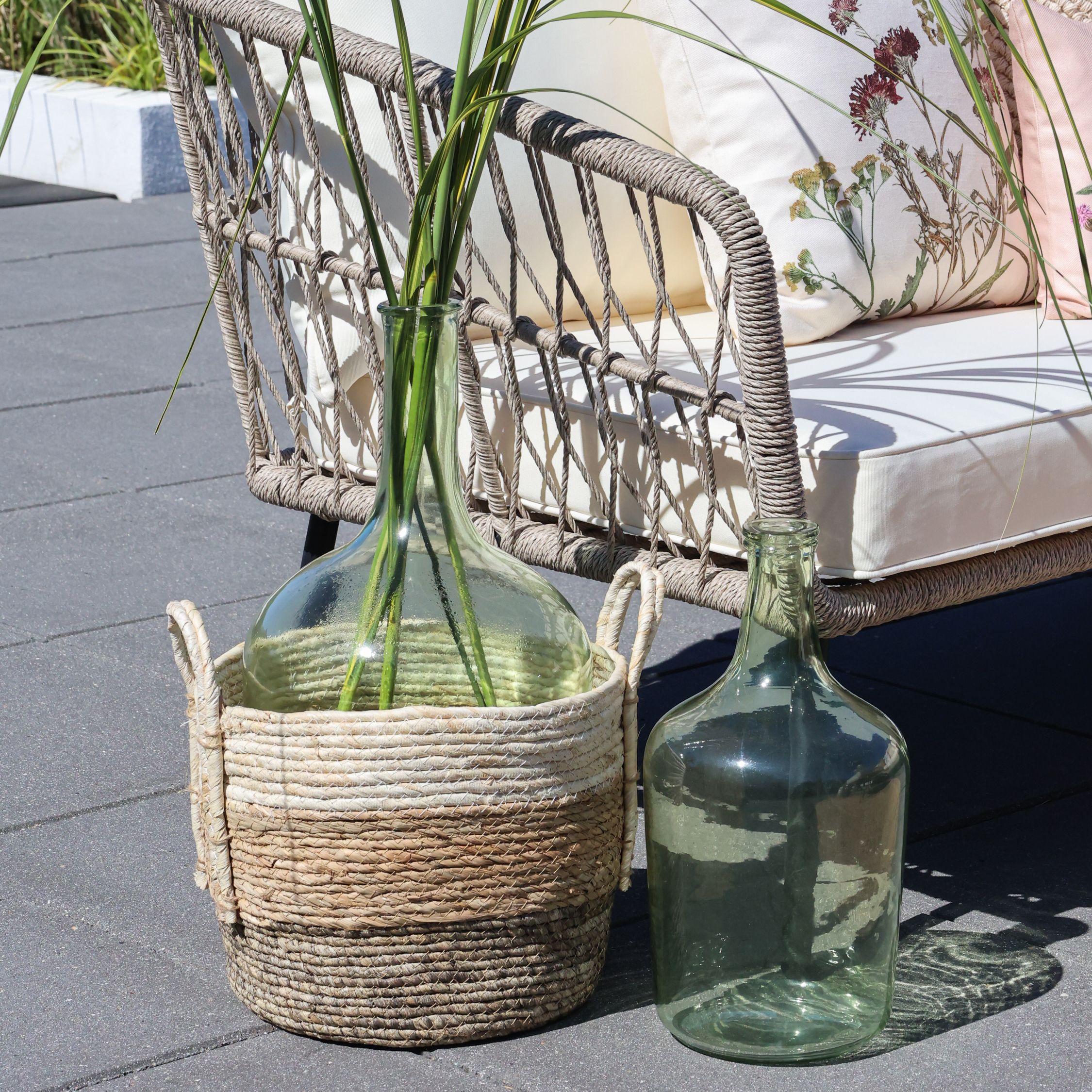 Glasflasche als Vase, 49 cm hoch, 24 cm Durchmesser