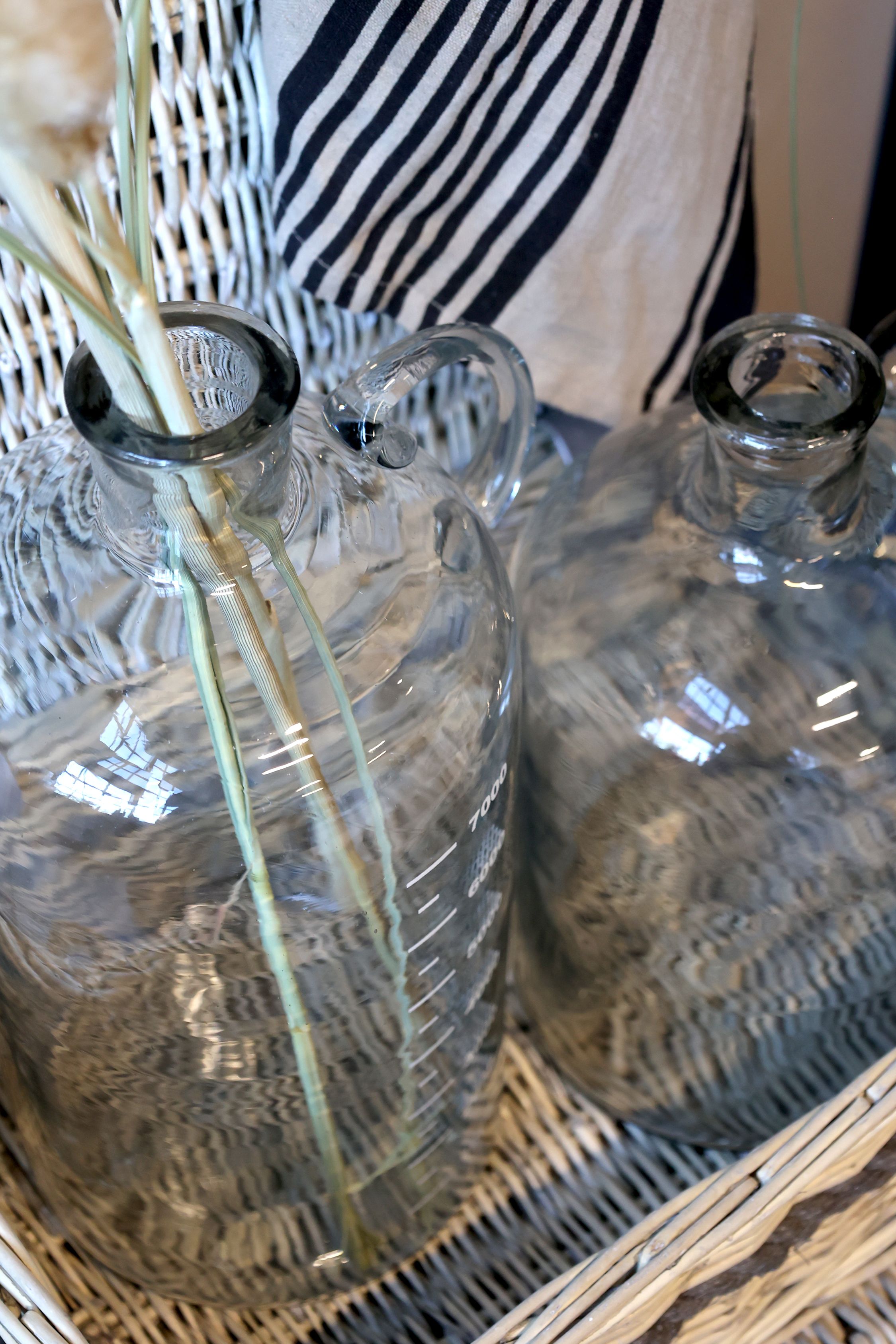 Dekorative Glasflasche als Vase, 32 cm hoch