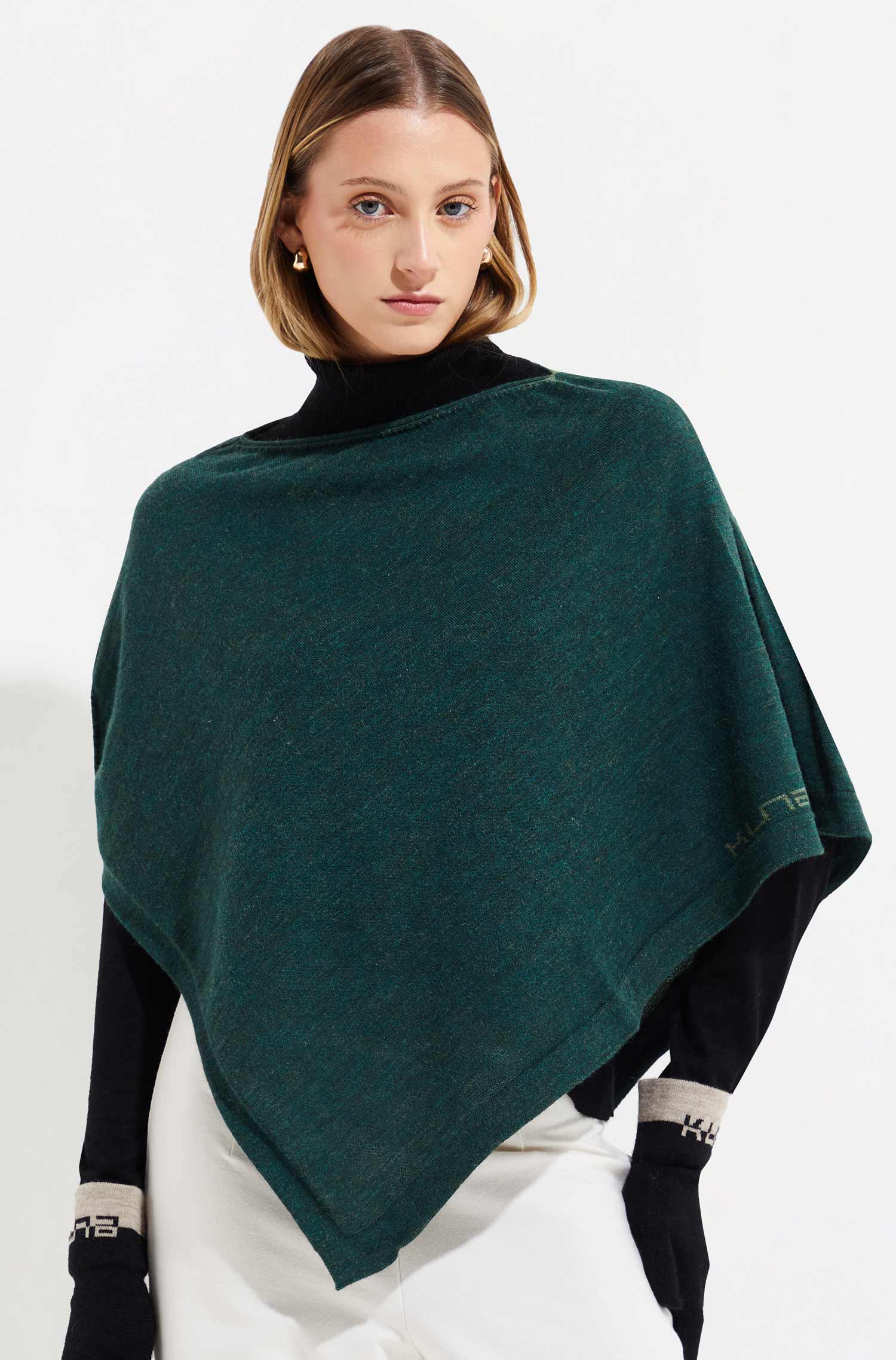 Alpaka Poncho YURA aus baby Alpaka & Seide