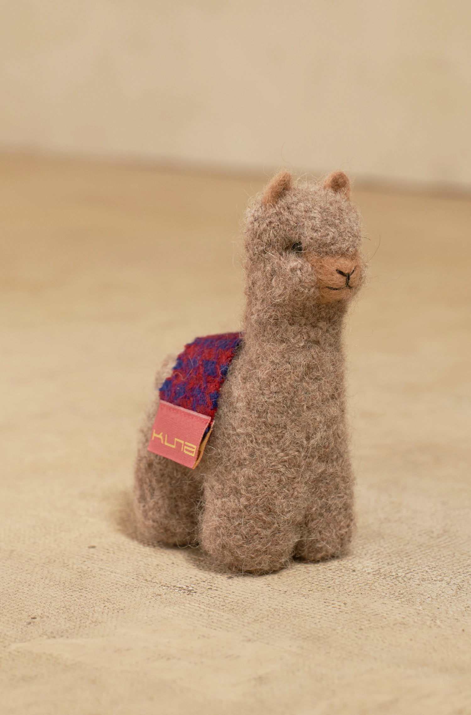 Peluche décoration animal alpaga en laine QÓNI MEDIANO 11cm