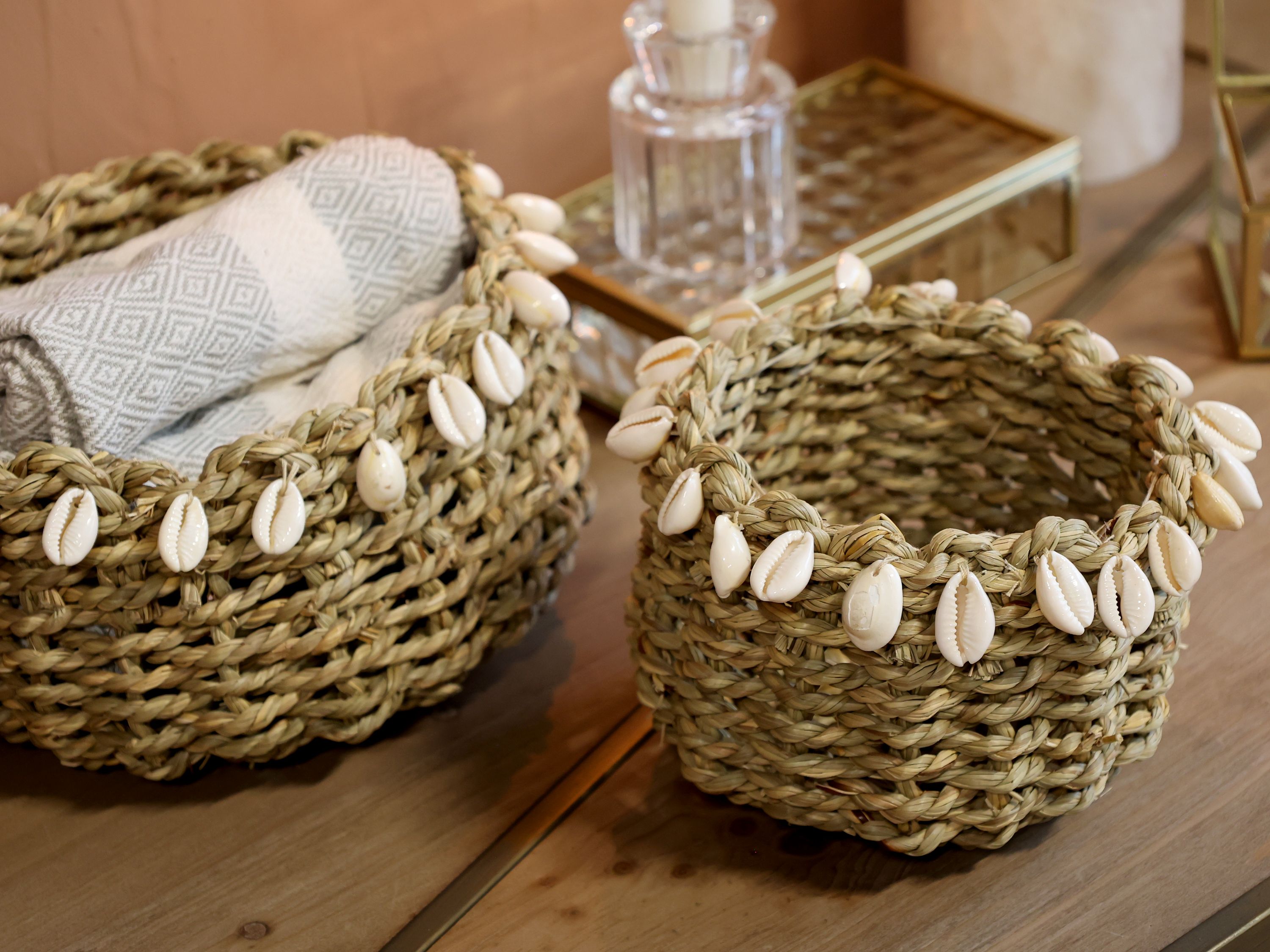 Geflochtener Korb mit Muscheln, 18 cm Durchmesser