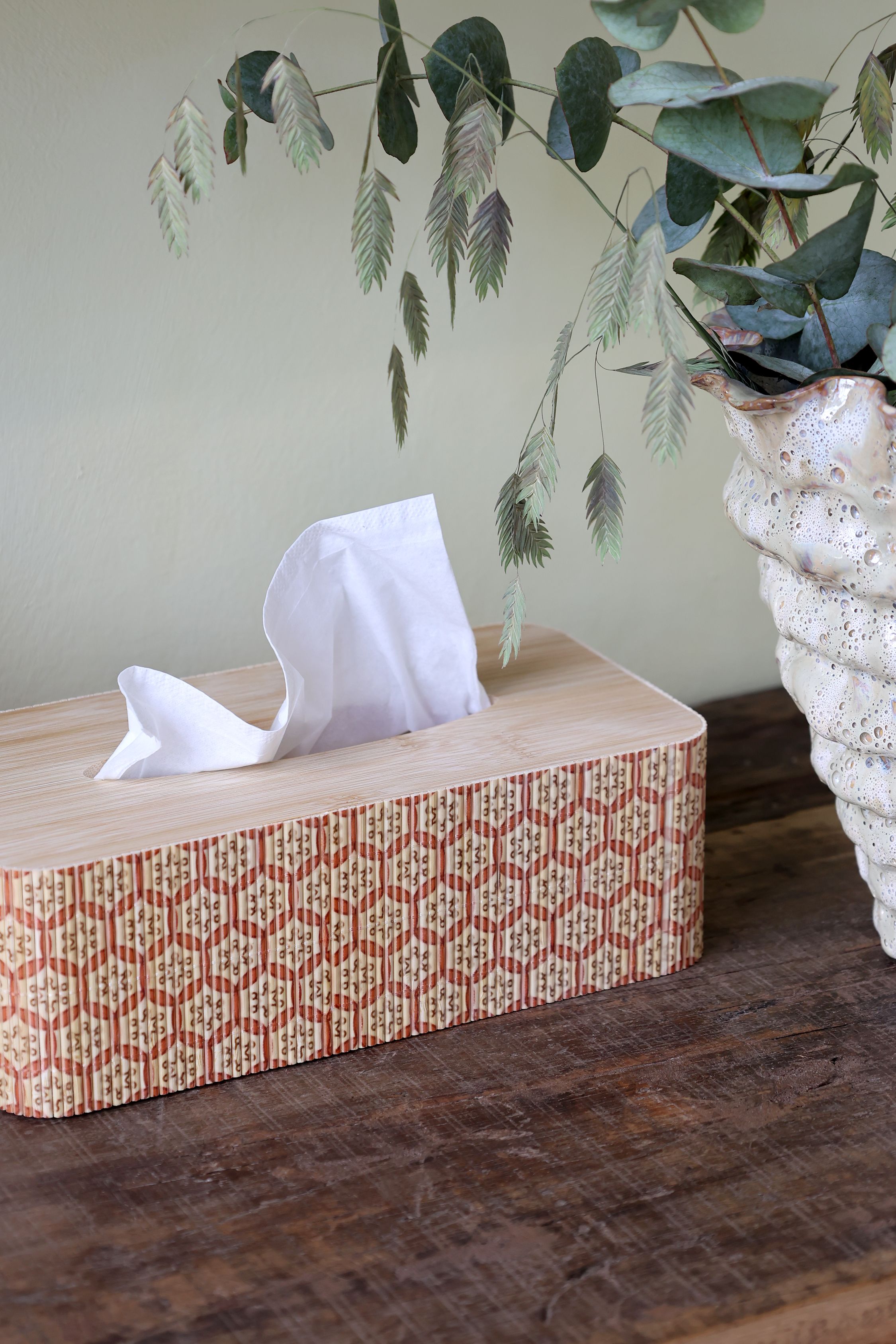Serviettenbox aus Bambus in Coral Blush und Natur