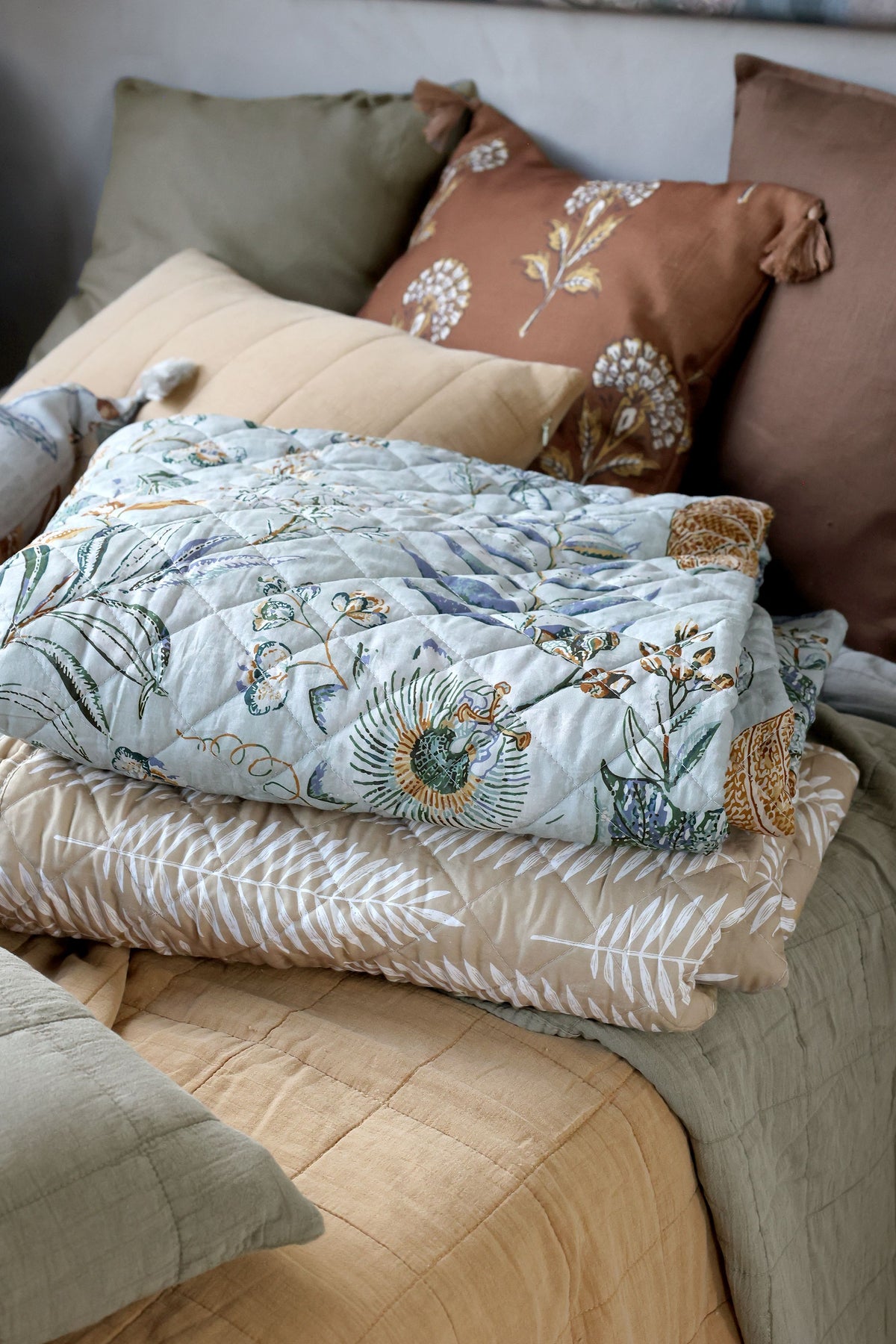 Quilt Aix mit tropischem Blattmotiv, beige/weiß, 180x130 cm
