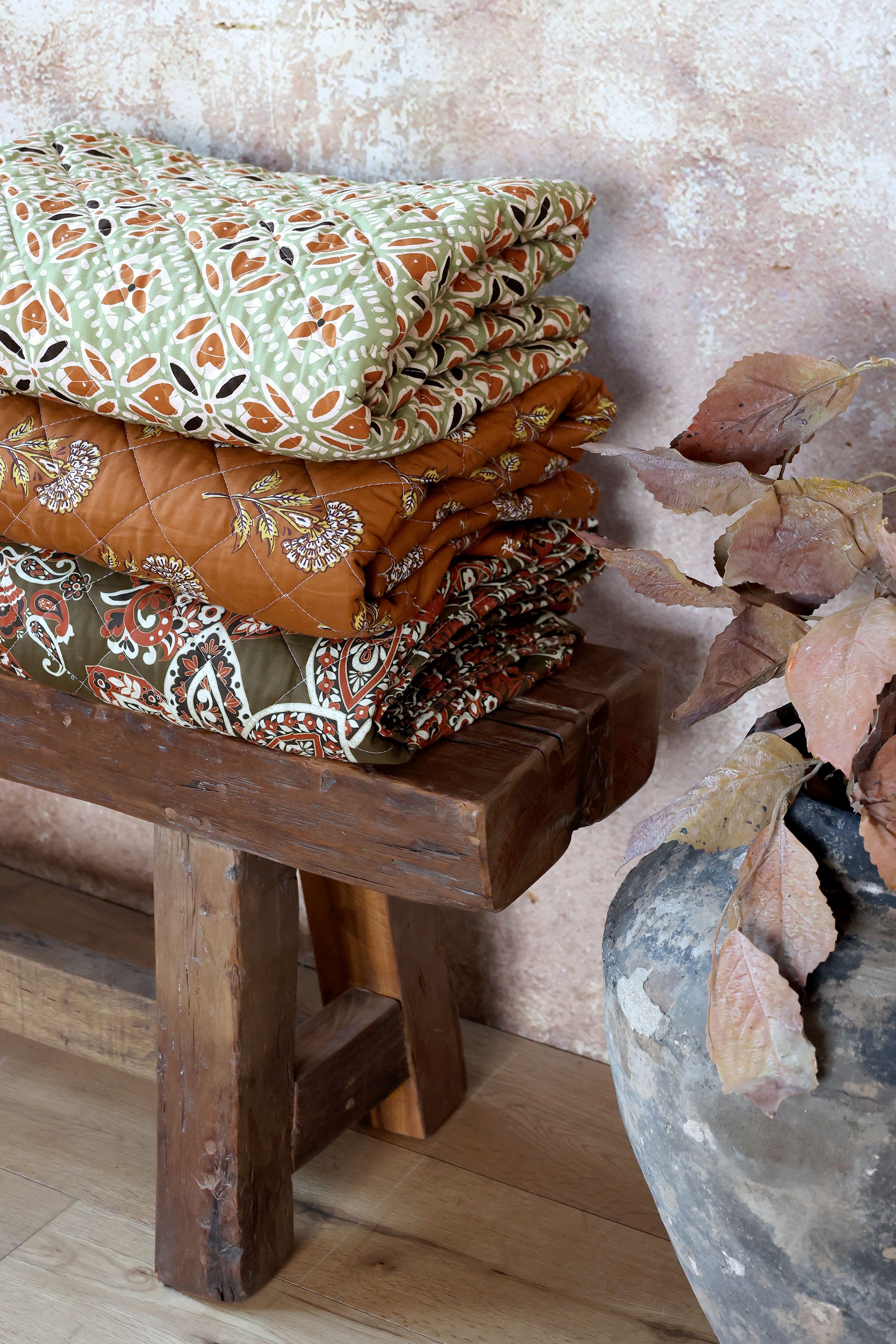 Quilt mit Paisley Motiv in Moos und Terracotta, 180x130 cm