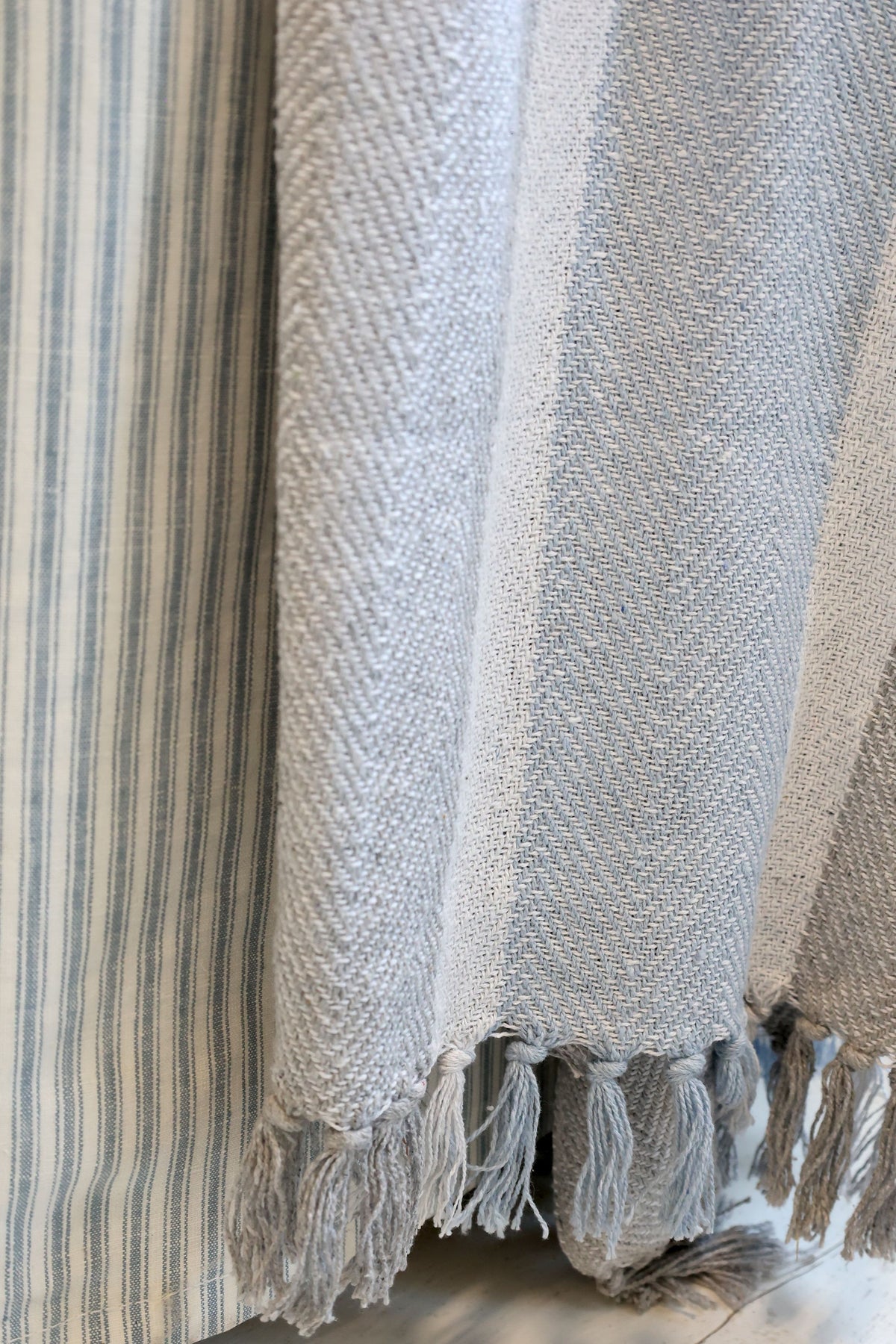 Plaid Decke Aix in Franz. Grau und Sky Blue