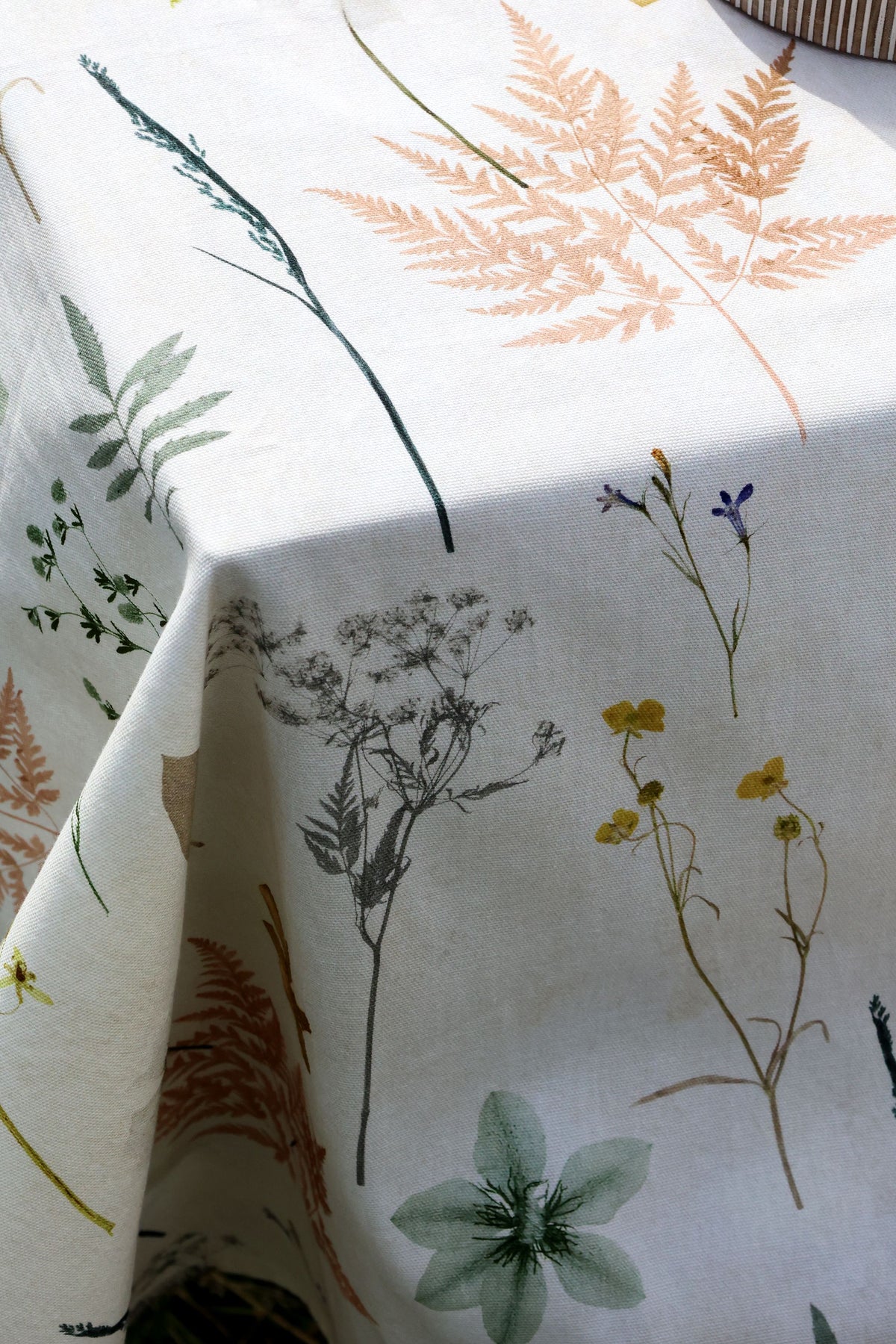 Weiße Tischdecke Aix mit Blumendruck, 240x140 cm