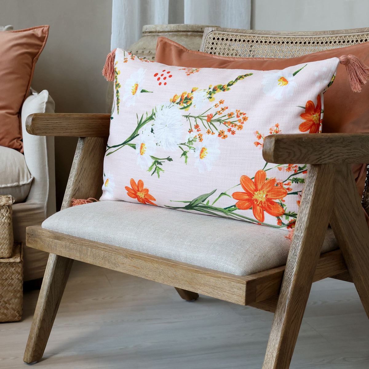 Kissenbezug 40x60 cm mit Quasten und Blumenmotiv, rosa