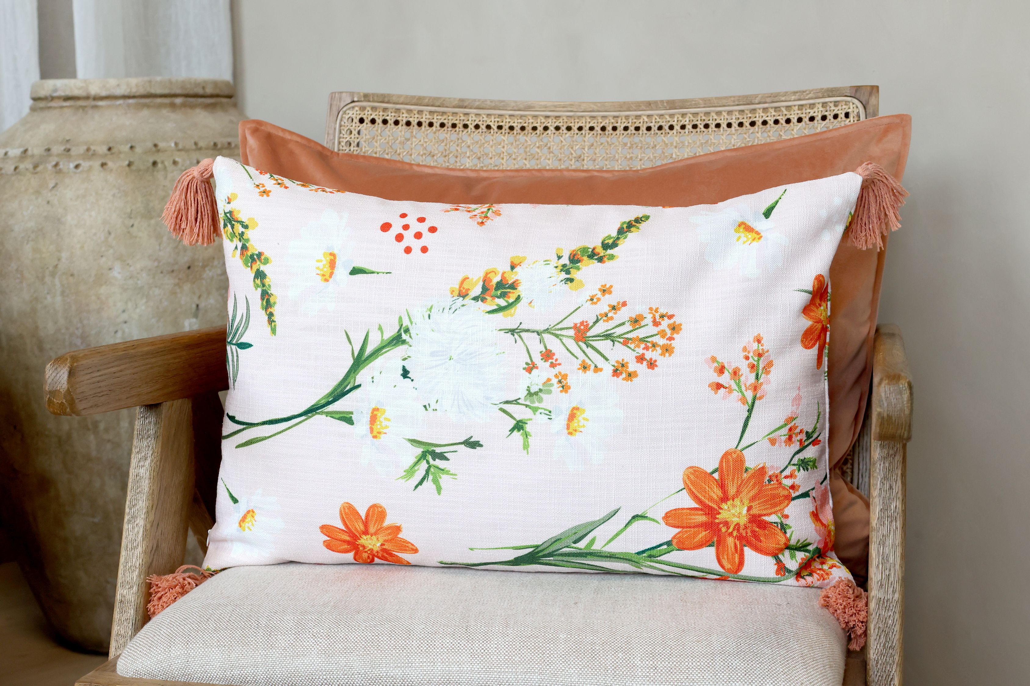 Kissenbezug 40x60 cm mit Quasten und Blumenmotiv, rosa