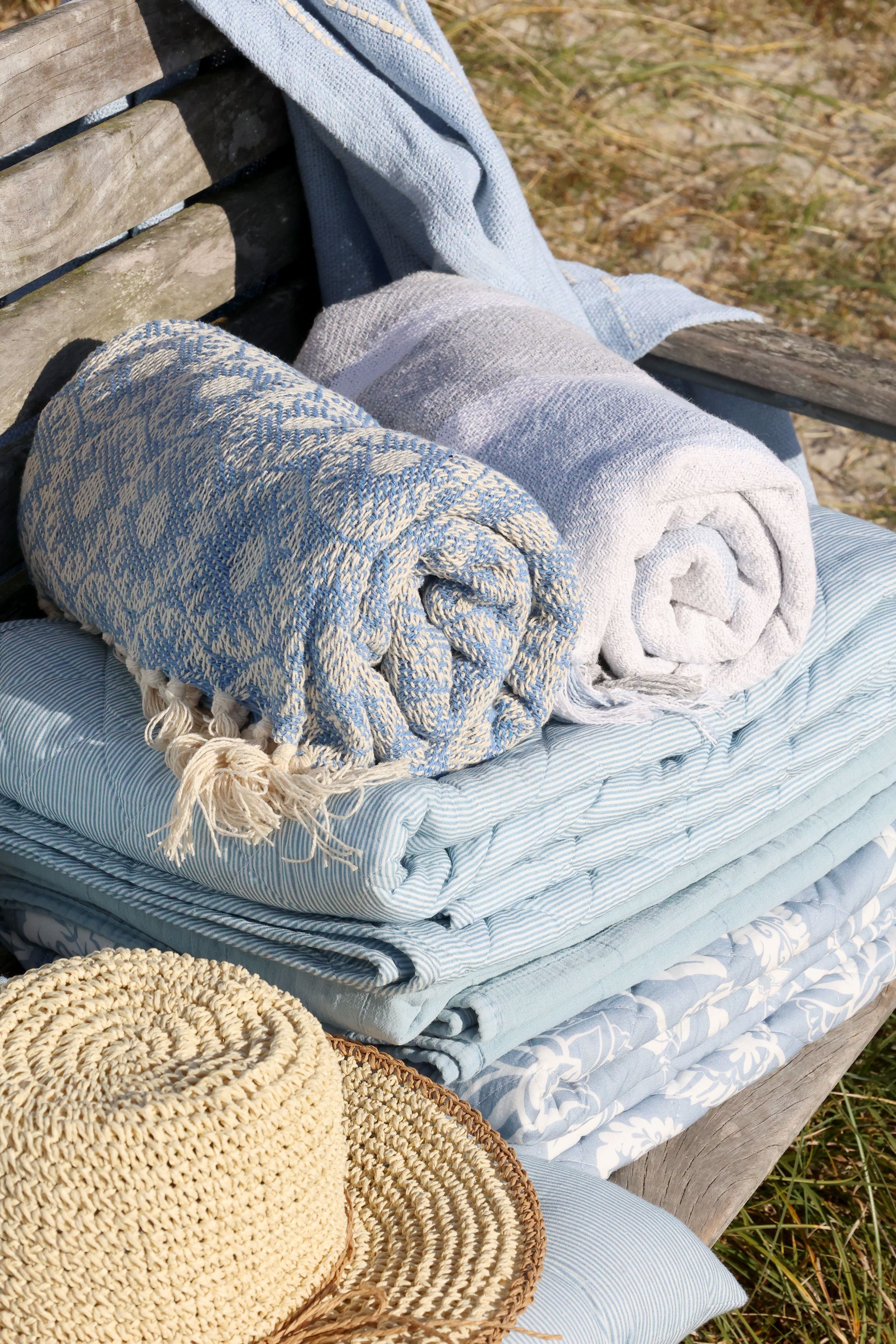 Quilt mit Blumenmuster in Sky Blue und Weiß, 180 cm lang