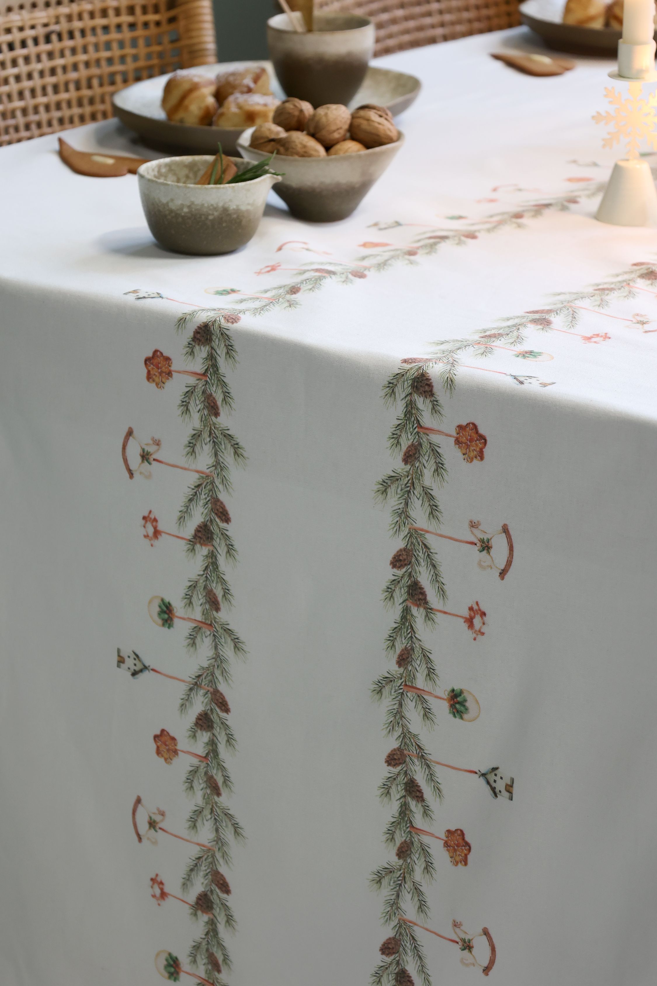 Tischdecke mit Girlanden, 360 cm lang, creme
