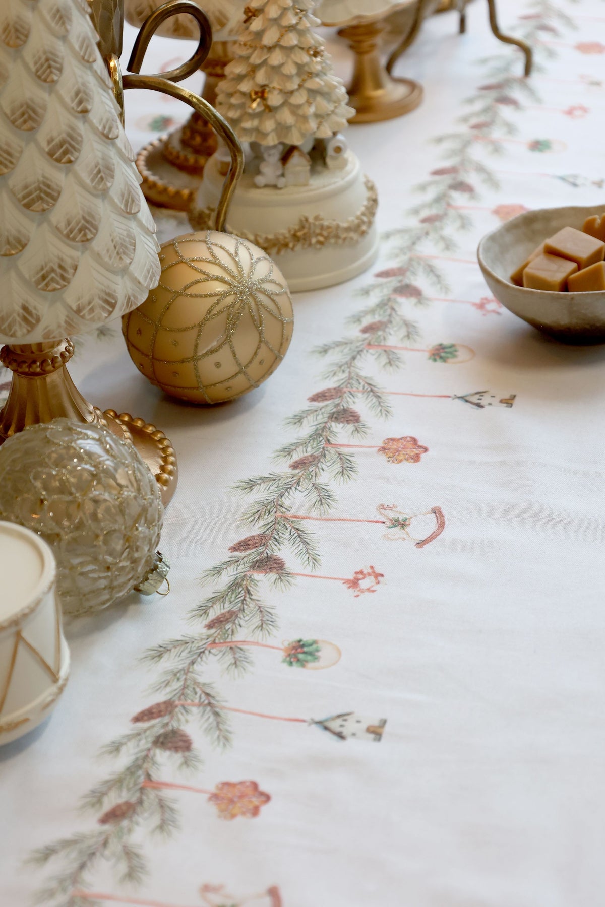 Tischdecke mit Girlanden, 360 cm lang, creme