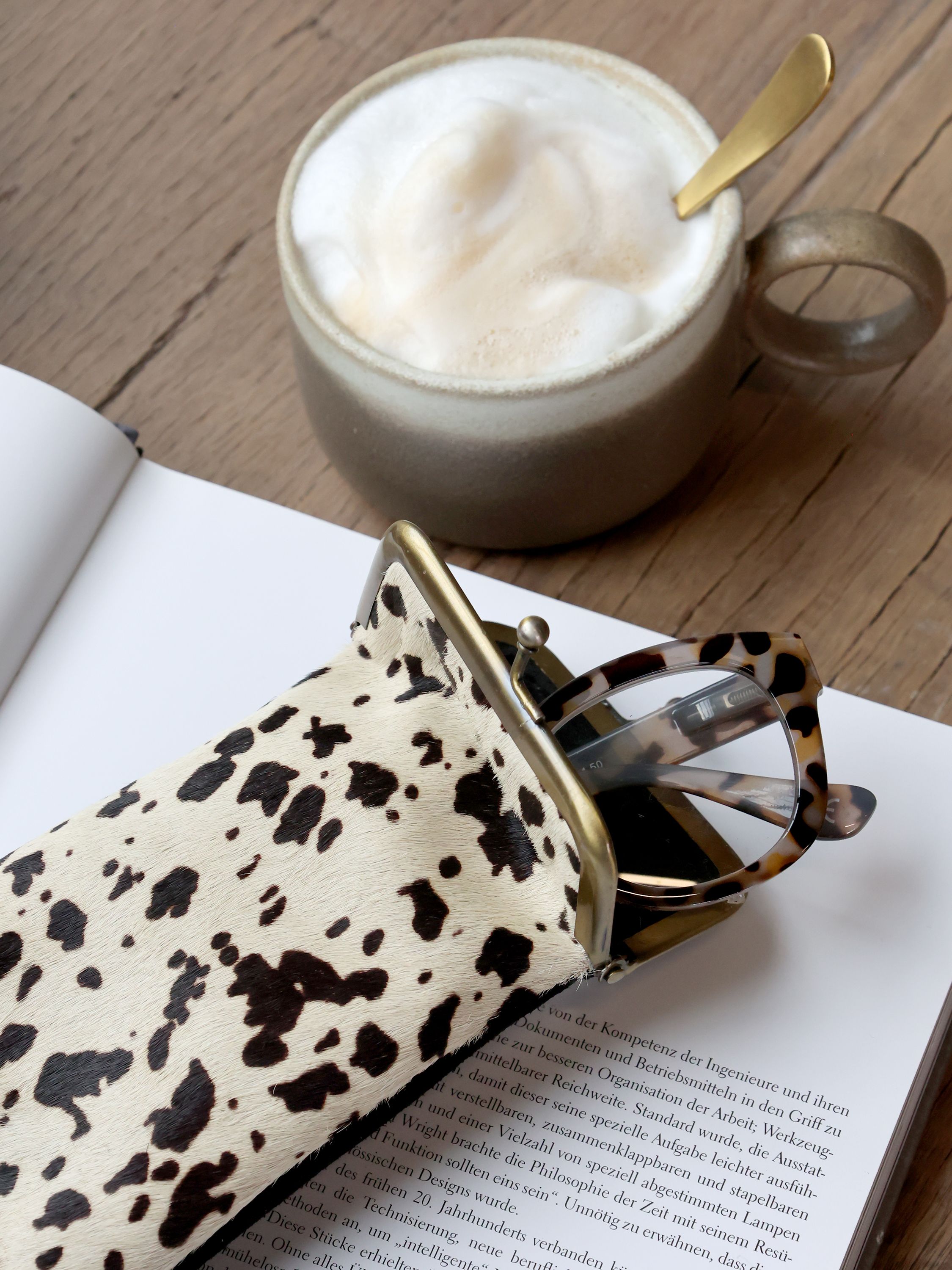 Handtasche aus Leder mit Kuhmuster, 18 cm lang