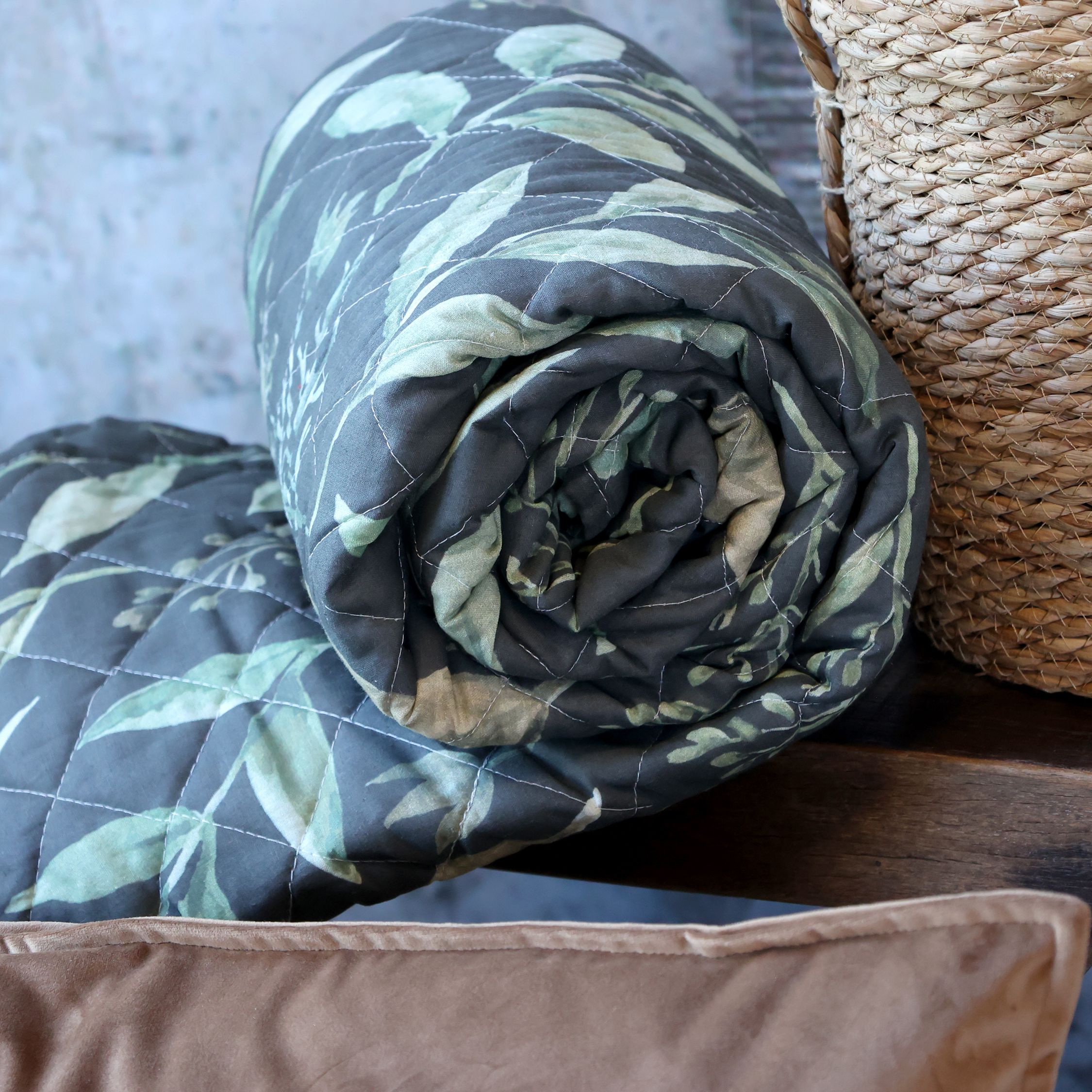 Quilt Aix mit Blattmuster, 180x130 cm, oliv/midnight