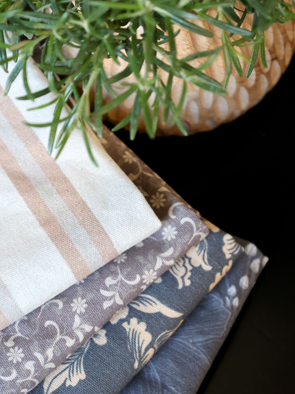 Aix Geschirrtuch mit Blumen in Latte und Sand