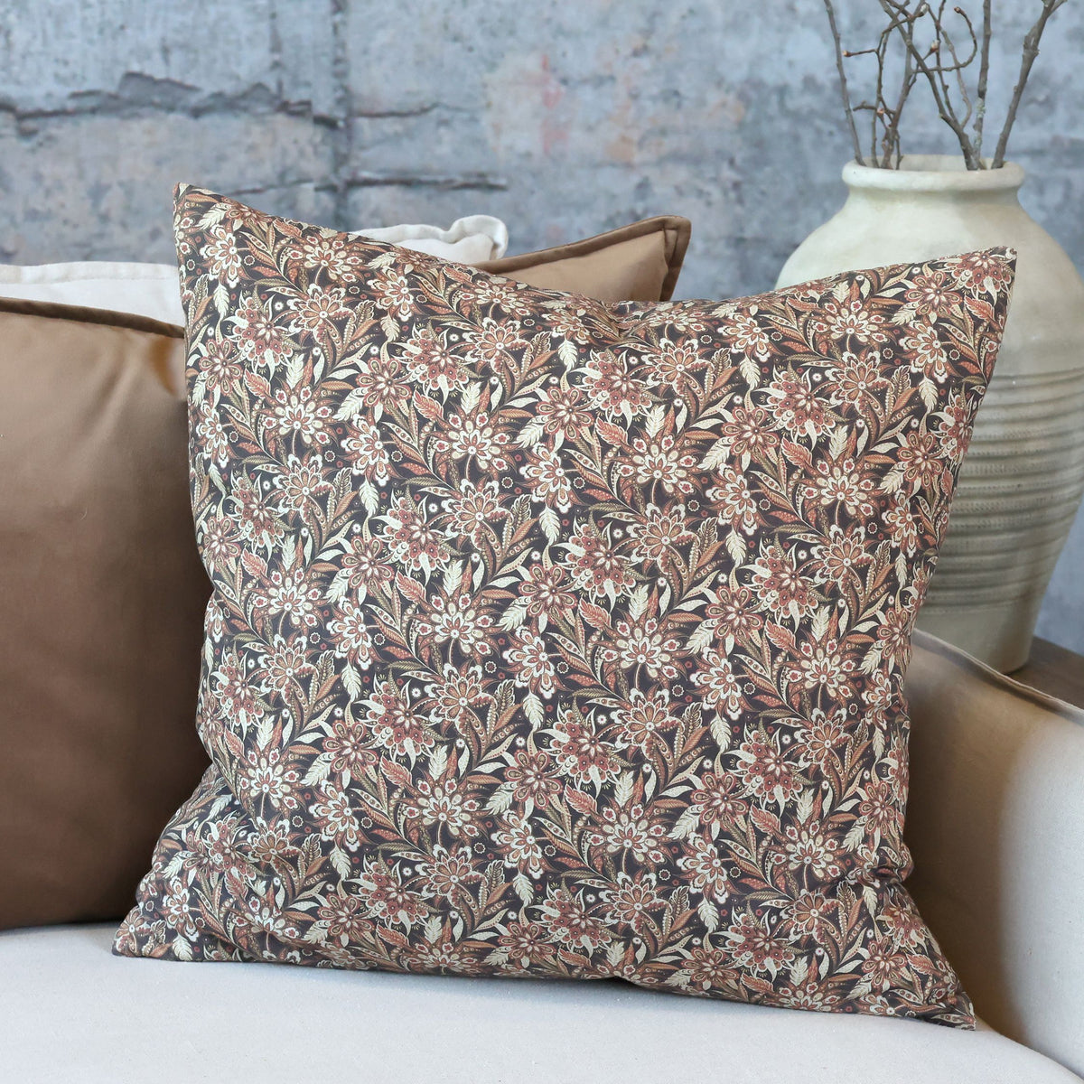 Kissenbezug 50x50 cm mit Blumenmuster in Cognac