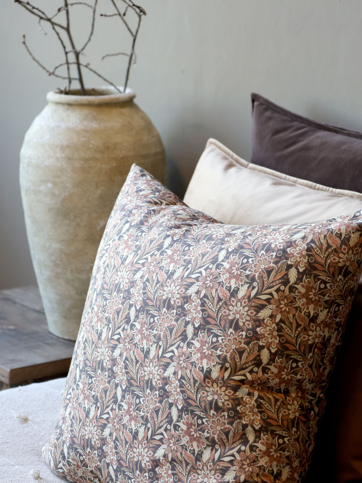 Kissenbezug 50x50 cm mit Blumenmuster in Cognac
