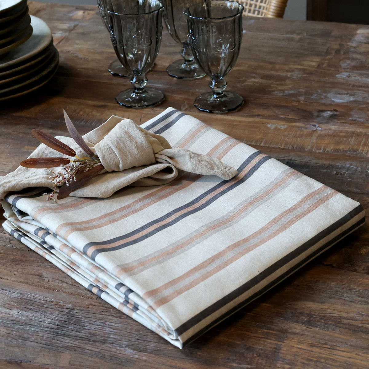 Weiße Tischdecke mit Streifen, cognac und latte, 240 cm lang