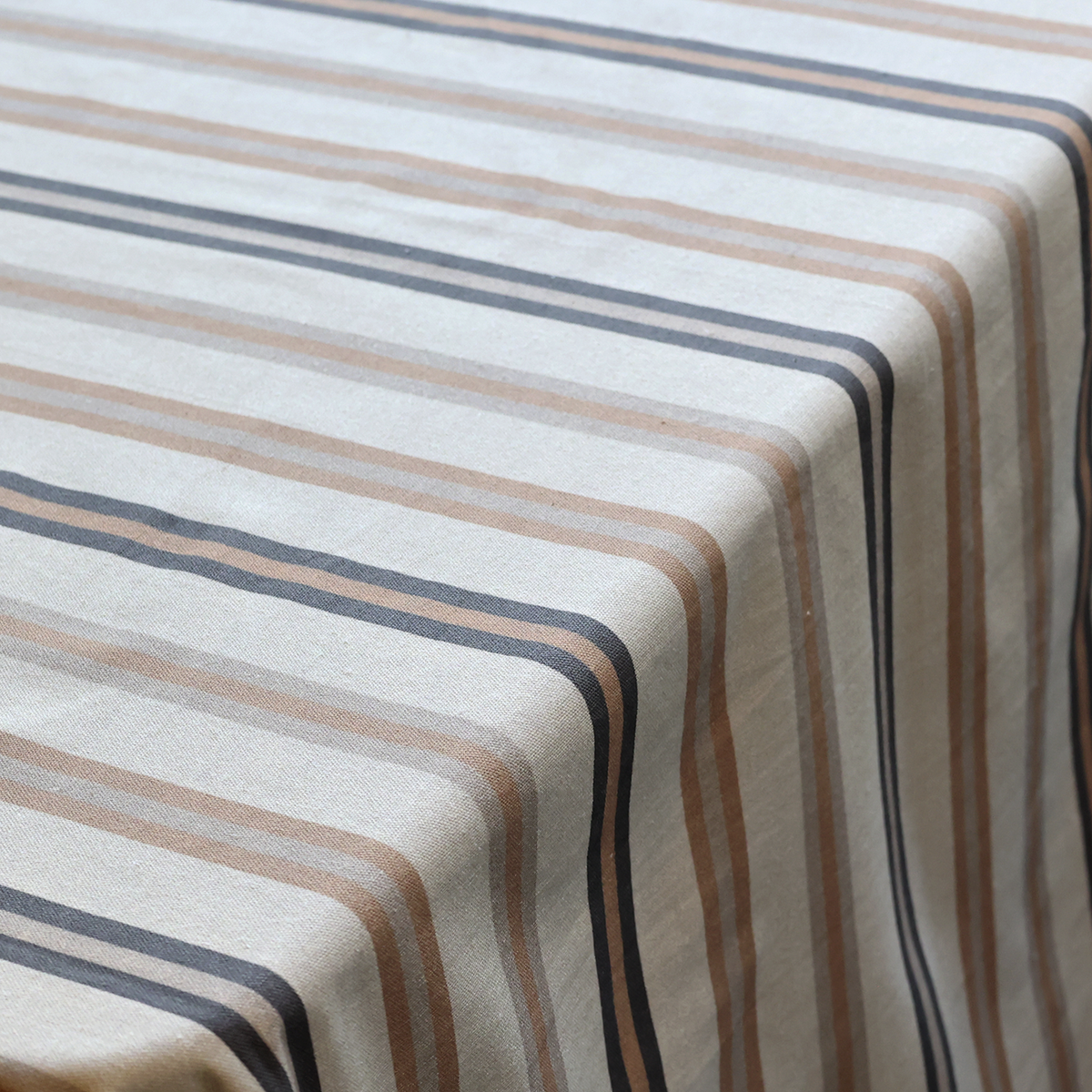 Weiße Tischdecke mit Streifen, cognac und latte, 240 cm lang