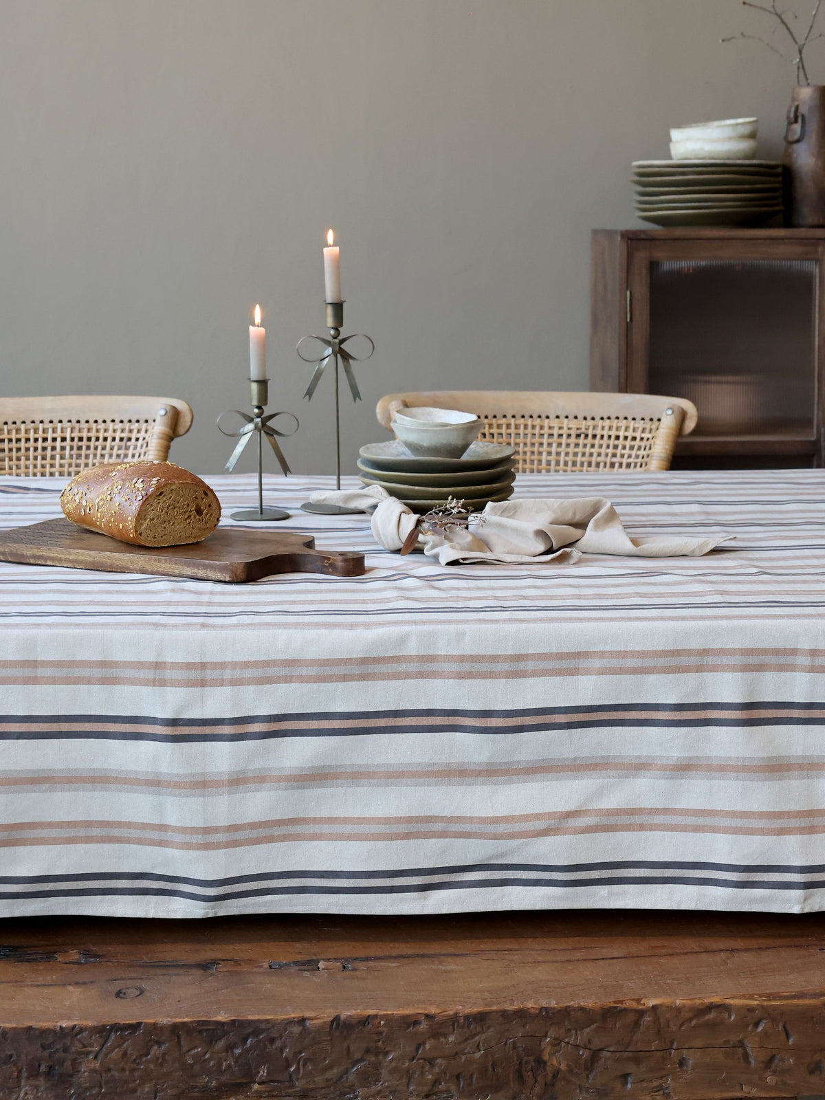 Weiße Tischdecke mit Streifen, cognac und latte, 240 cm lang
