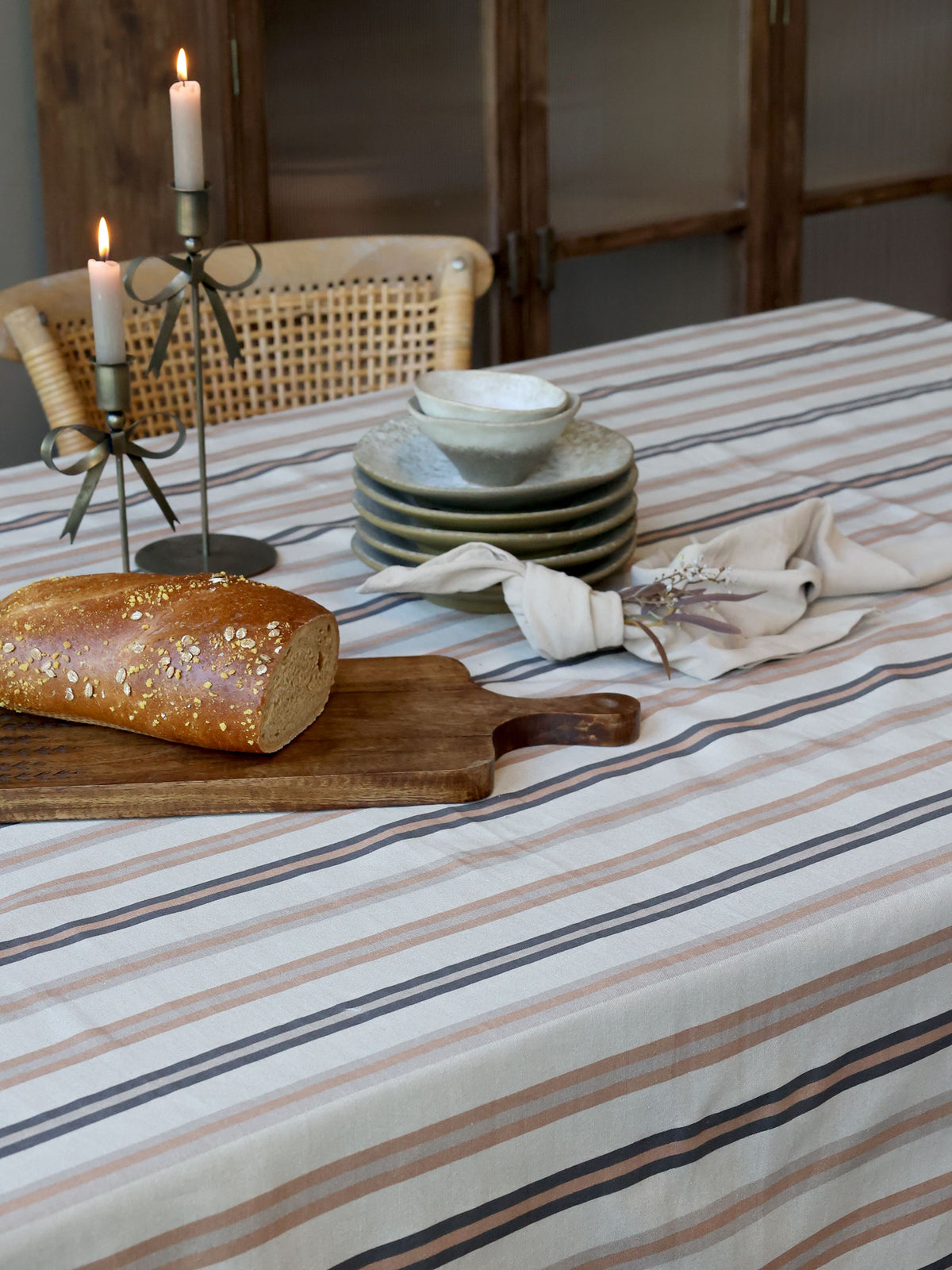 Weiße Tischdecke mit Streifen, cognac und latte, 240 cm lang