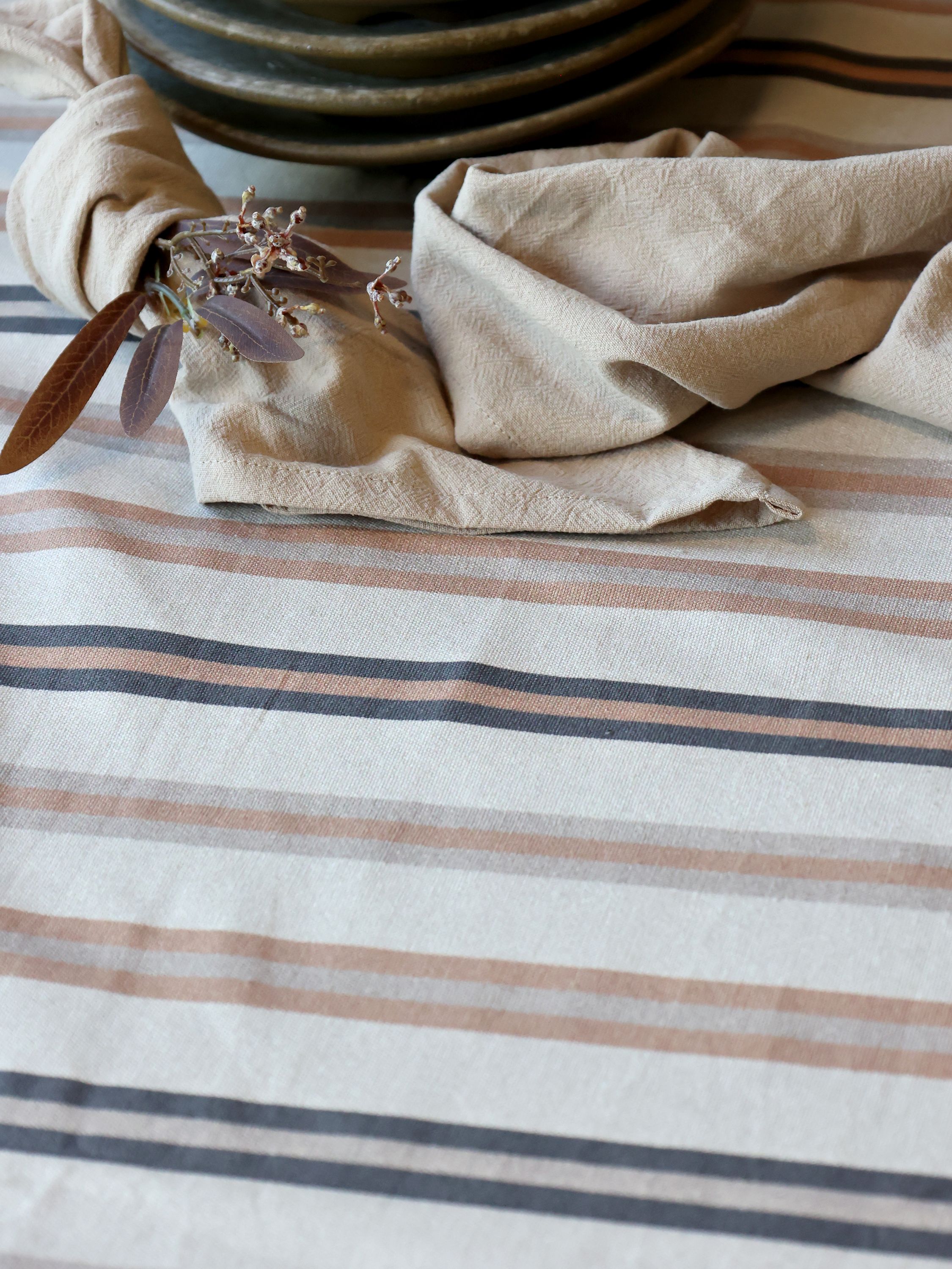 Weiße Tischdecke mit Streifen, cognac und latte, 240 cm lang