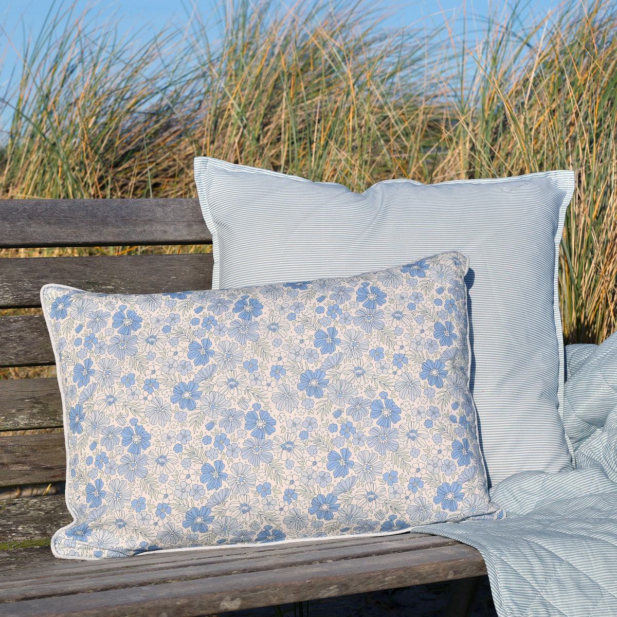 Kissenbezug mit Blumen – 50 cm x 35 cm, sky blue
