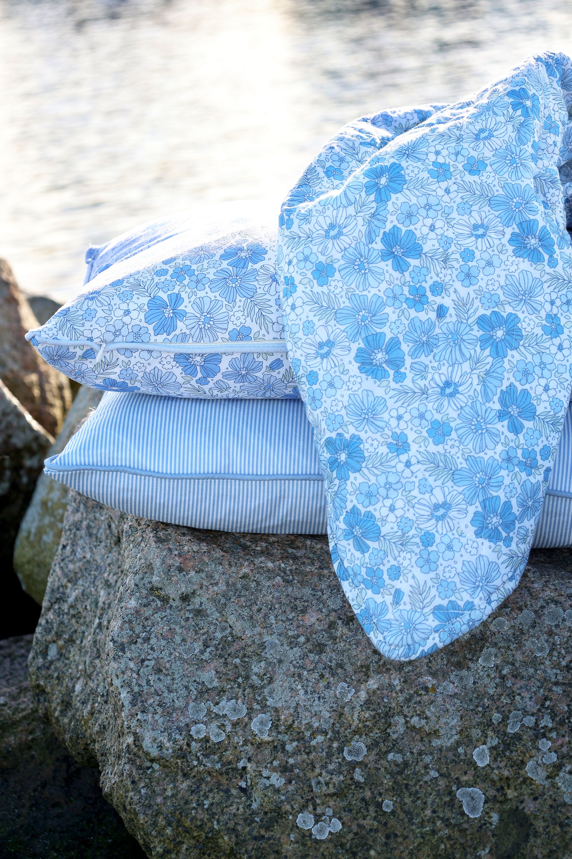 Baumwoll-Quilt mit Blumen, 180x130 cm, sky blue