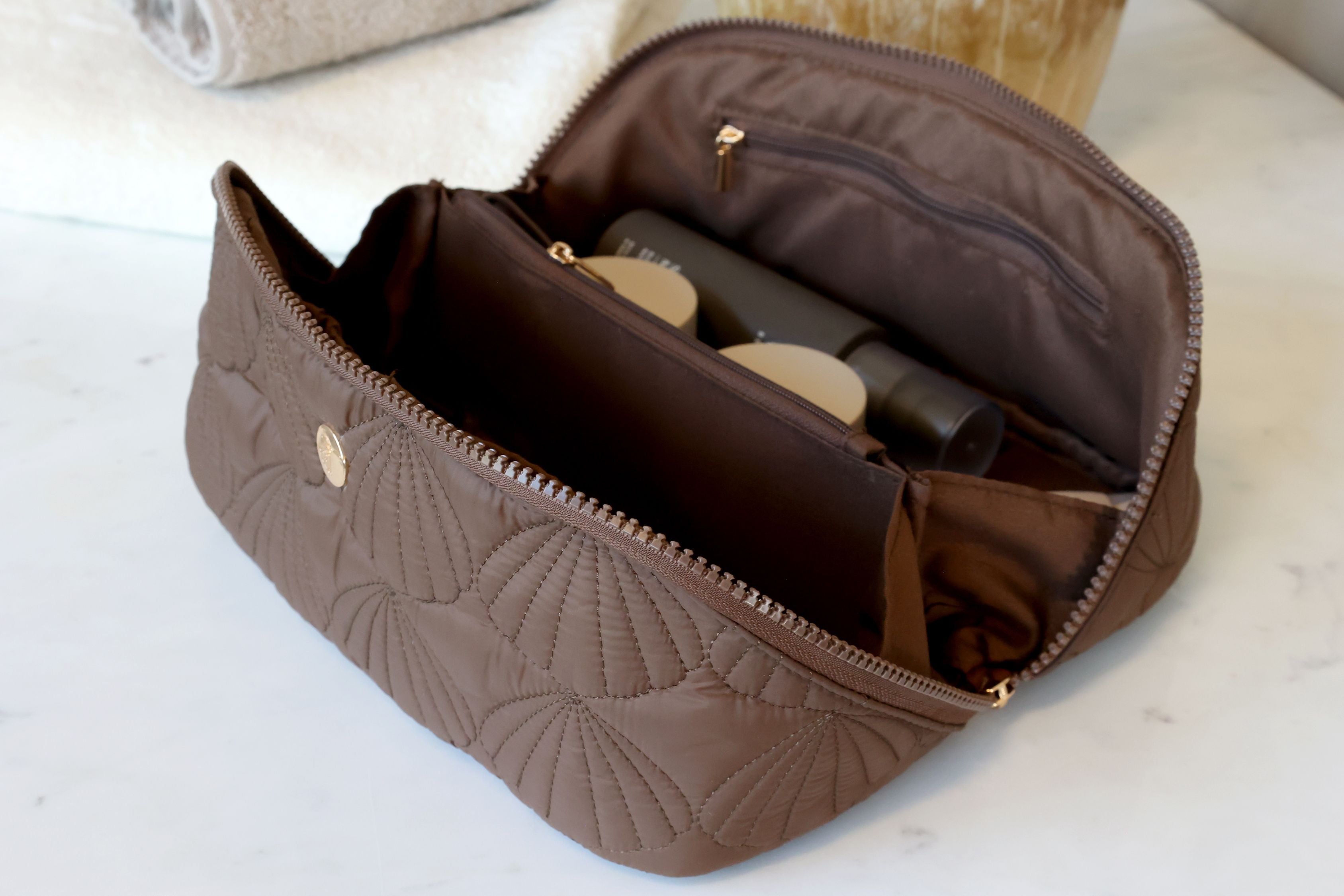 Kulturtasche mit Muschelmuster, coffee, 24 cm lang