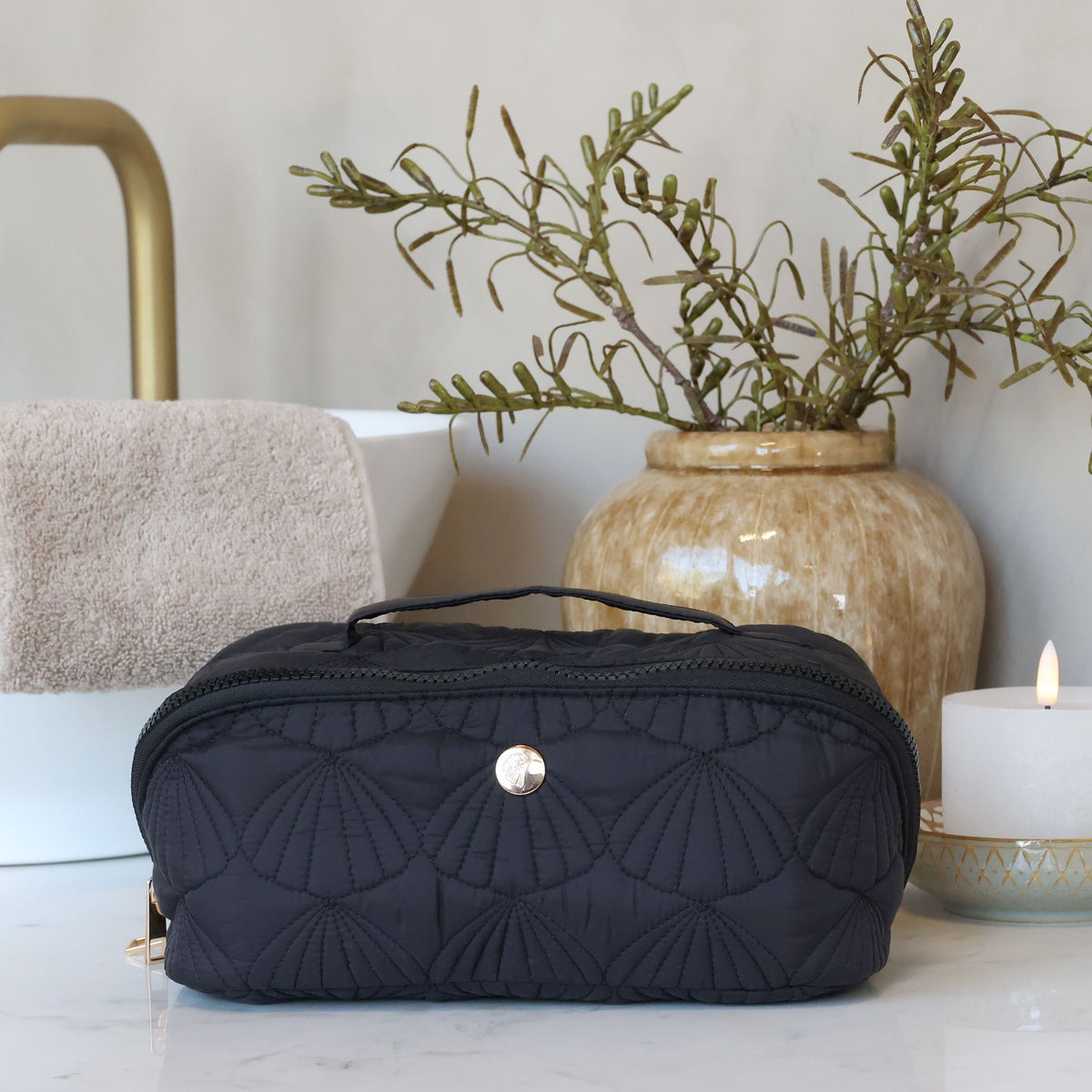 Kulturtasche mit gestepptem Muschelmuster, schwarz, 24 cm