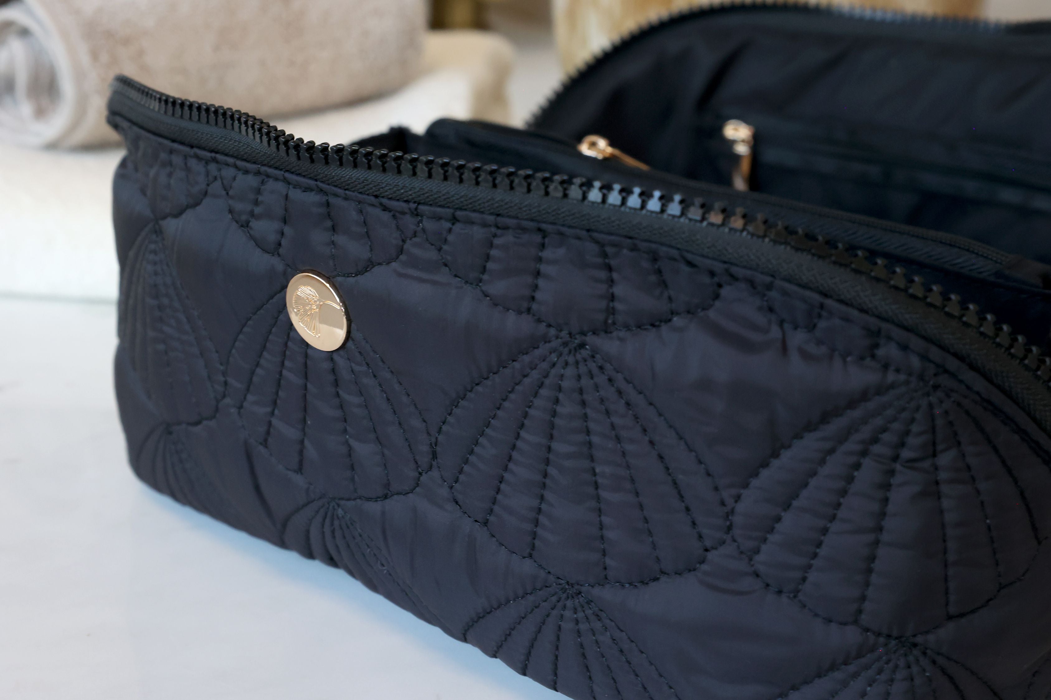Kulturtasche mit gestepptem Muschelmuster, schwarz, 24 cm
