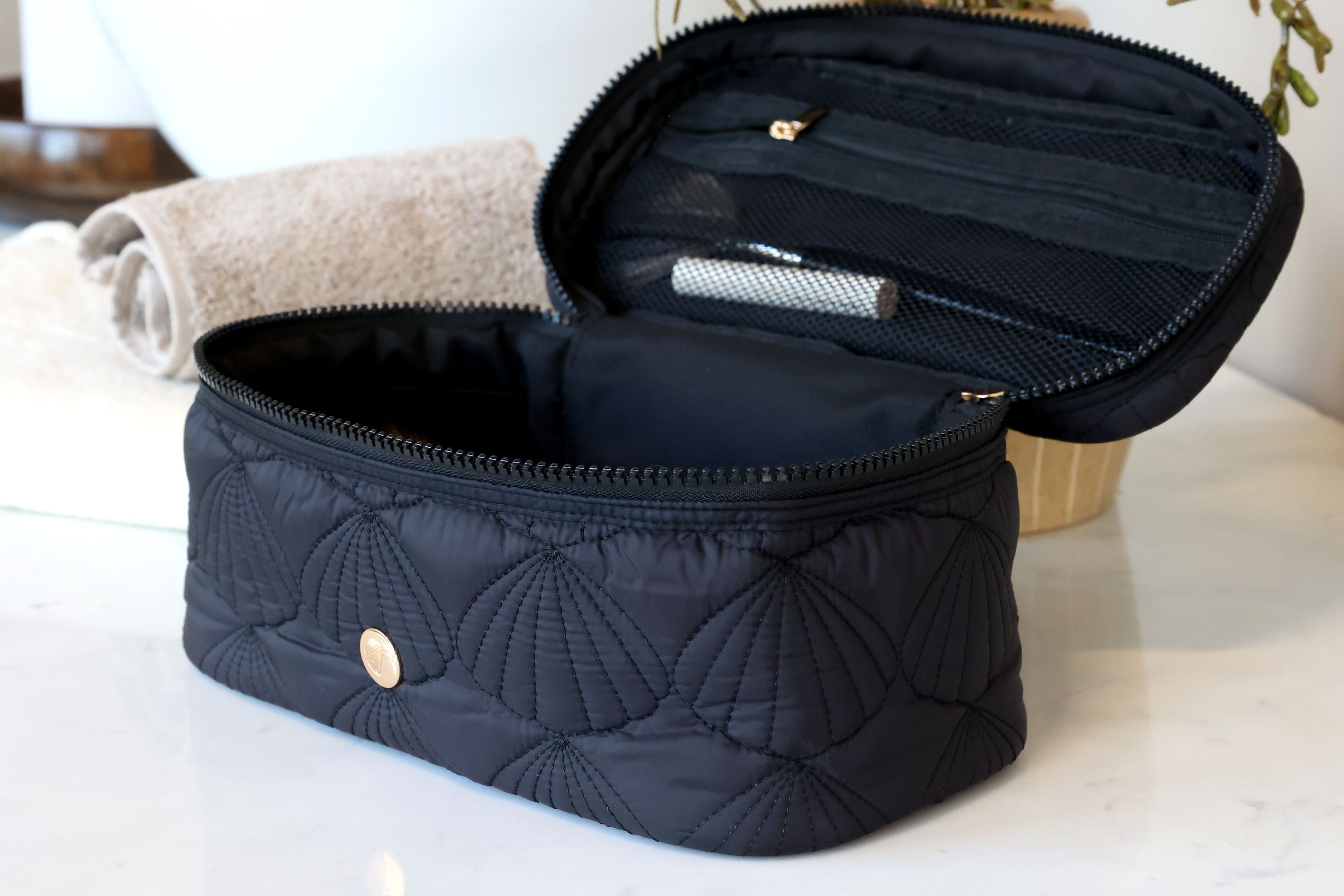 Kulturtasche mit Muschelmuster, schwarz, 24 cm lang