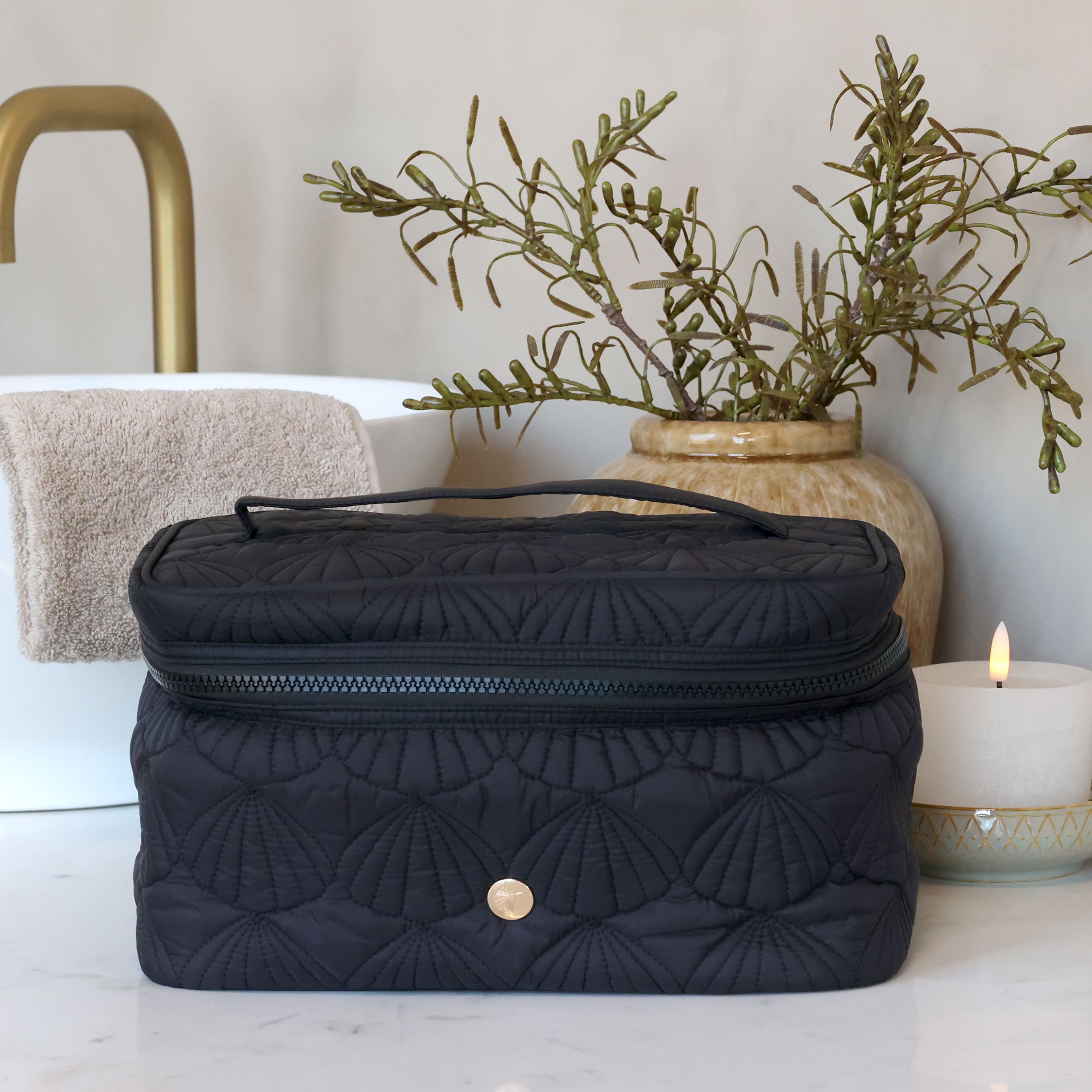 Kulturtasche mit gestepptem Muschelmuster, schwarz