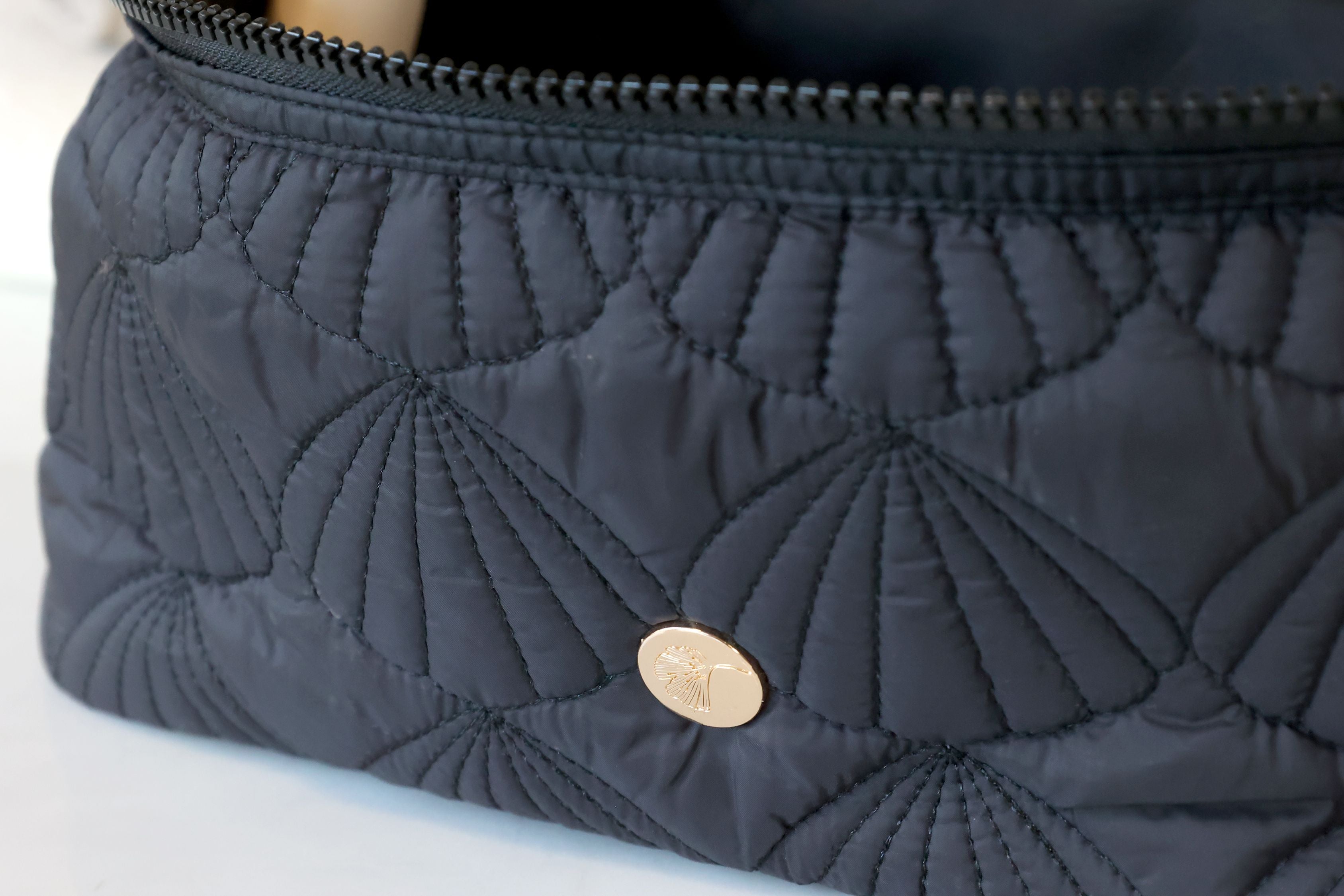 Kulturtasche mit gestepptem Muschelmuster, schwarz