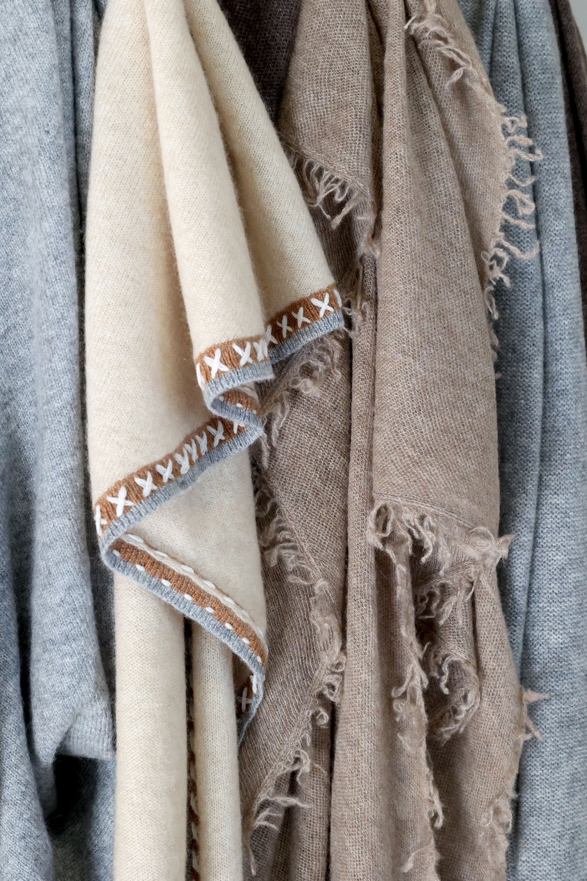 Schal aus Kashmir mit Dekorkante in Creme