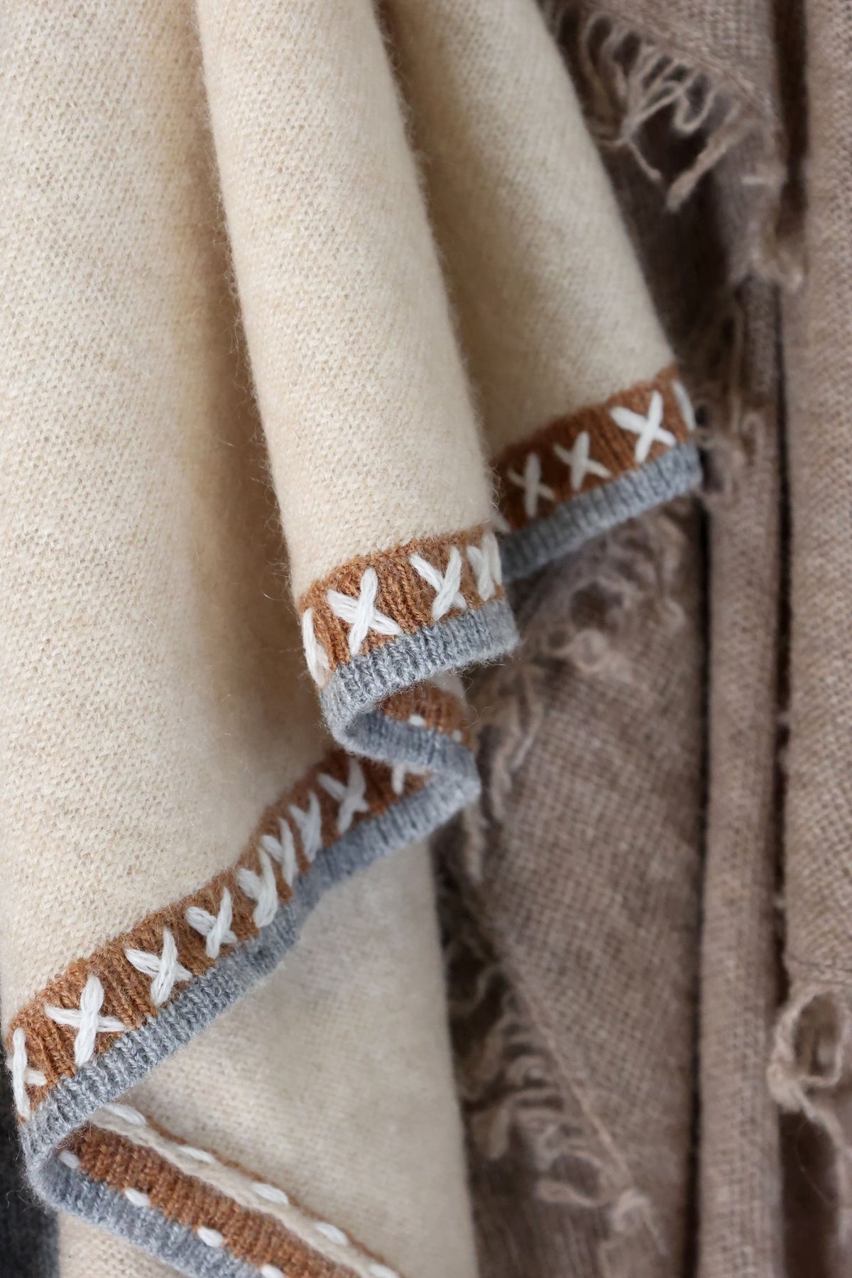 Schal aus Kashmir mit Dekorkante in Creme