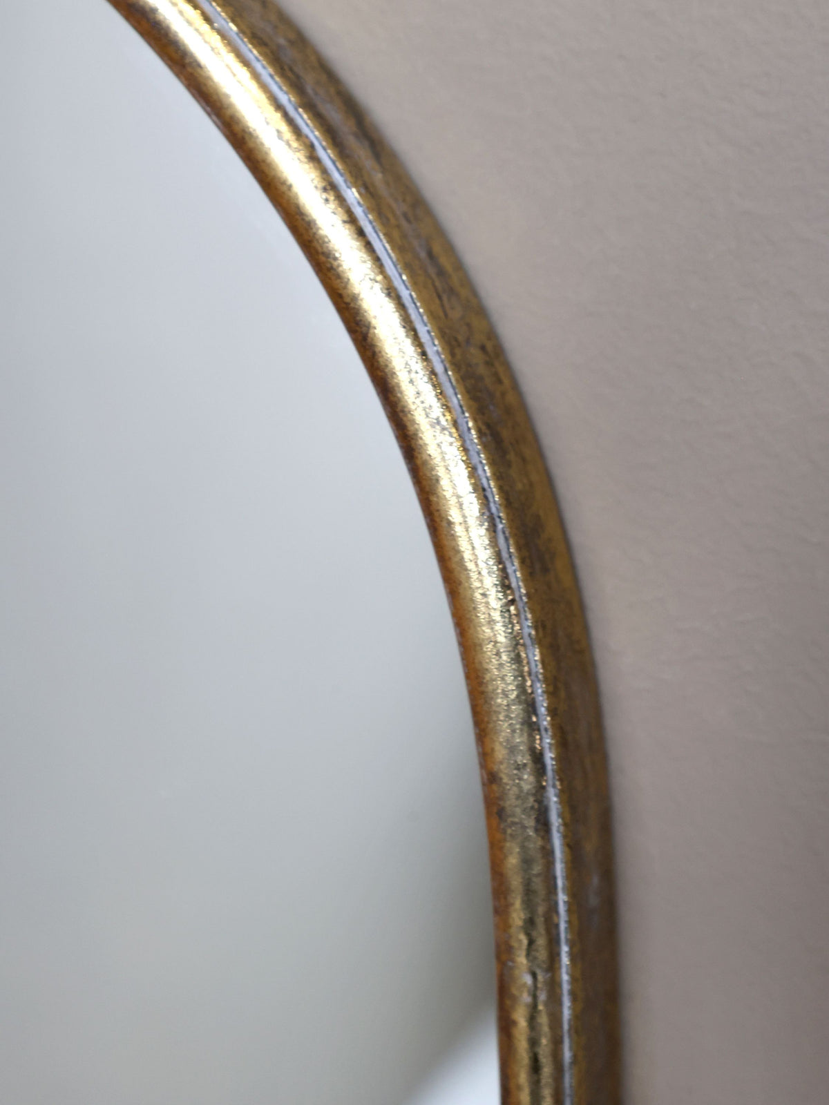 Spiegel mit Regal und Dekor in Antik-Messing, 56 cm hoch