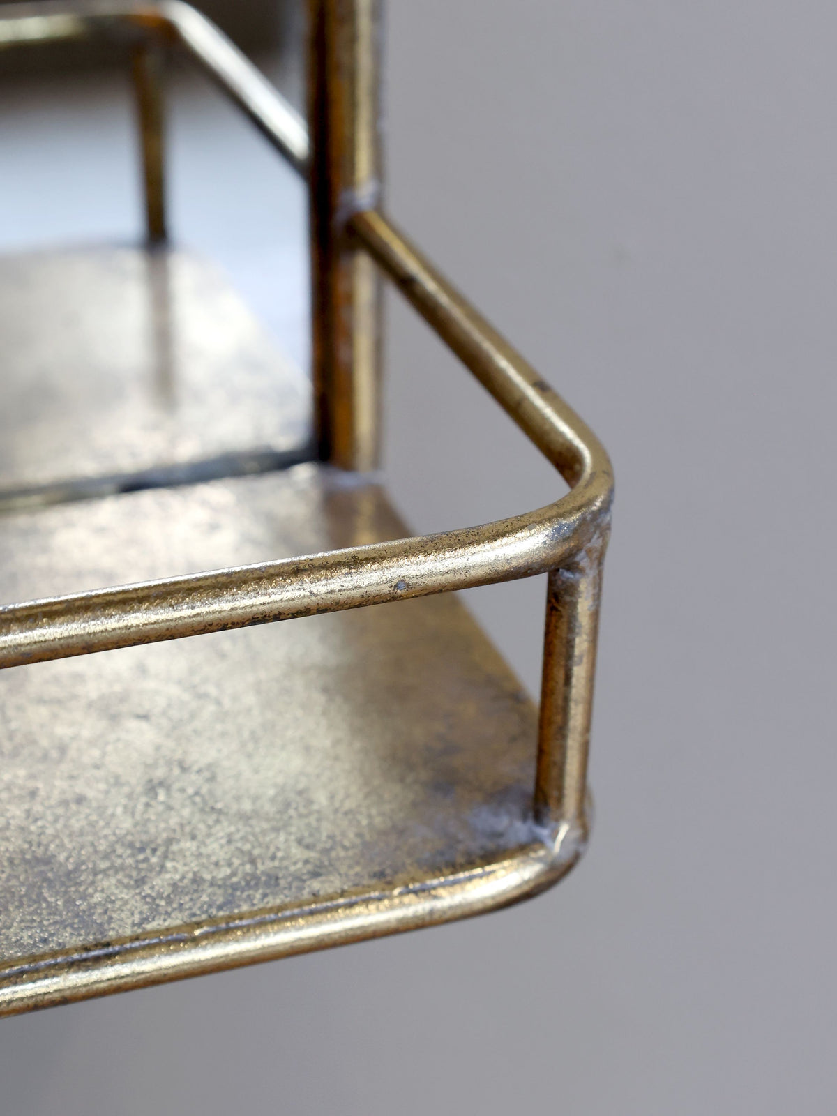 Spiegel mit Regal und Dekor in Antik-Messing, 56 cm hoch