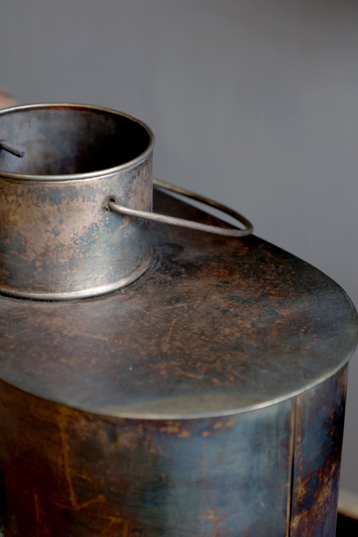 Laterne aus Eisen und Glas, 32 cm hoch, antique messing