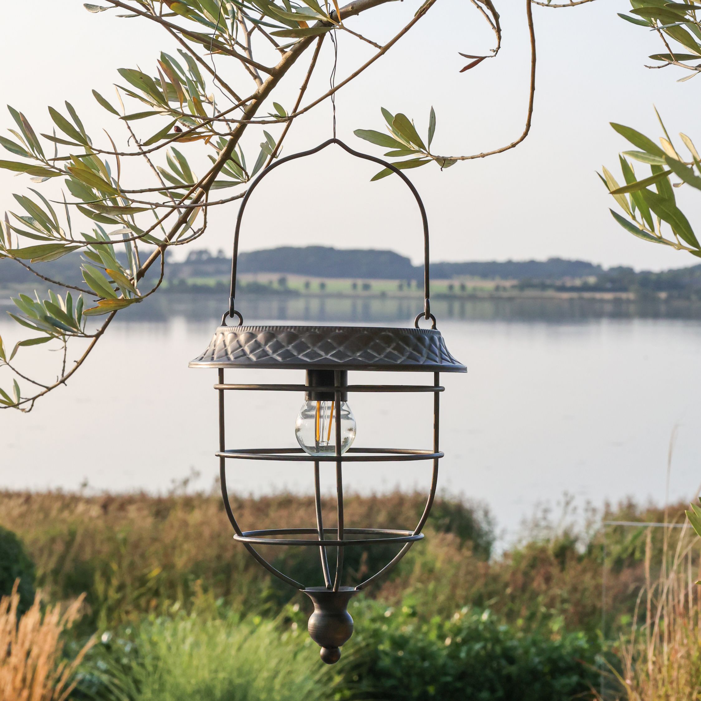 Solarlaterne zum Aufhängen mit LED-Glühbirne, antique zink