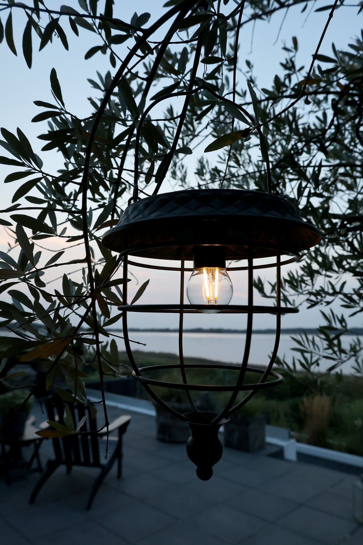 Solarlaterne zum Aufhängen mit LED-Glühbirne, antique zink