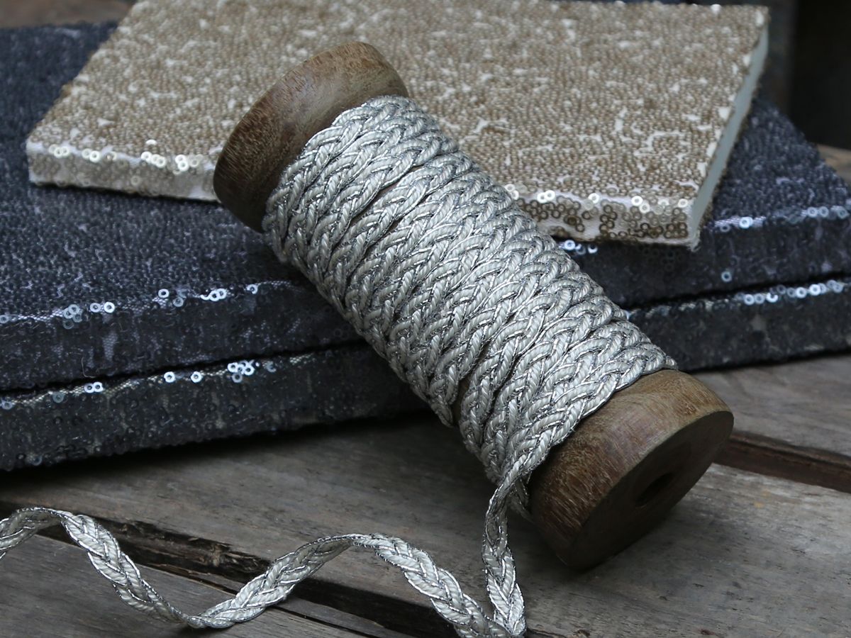 Geflochtenes Band auf Holzspule, creme/silber, 8 mm breit