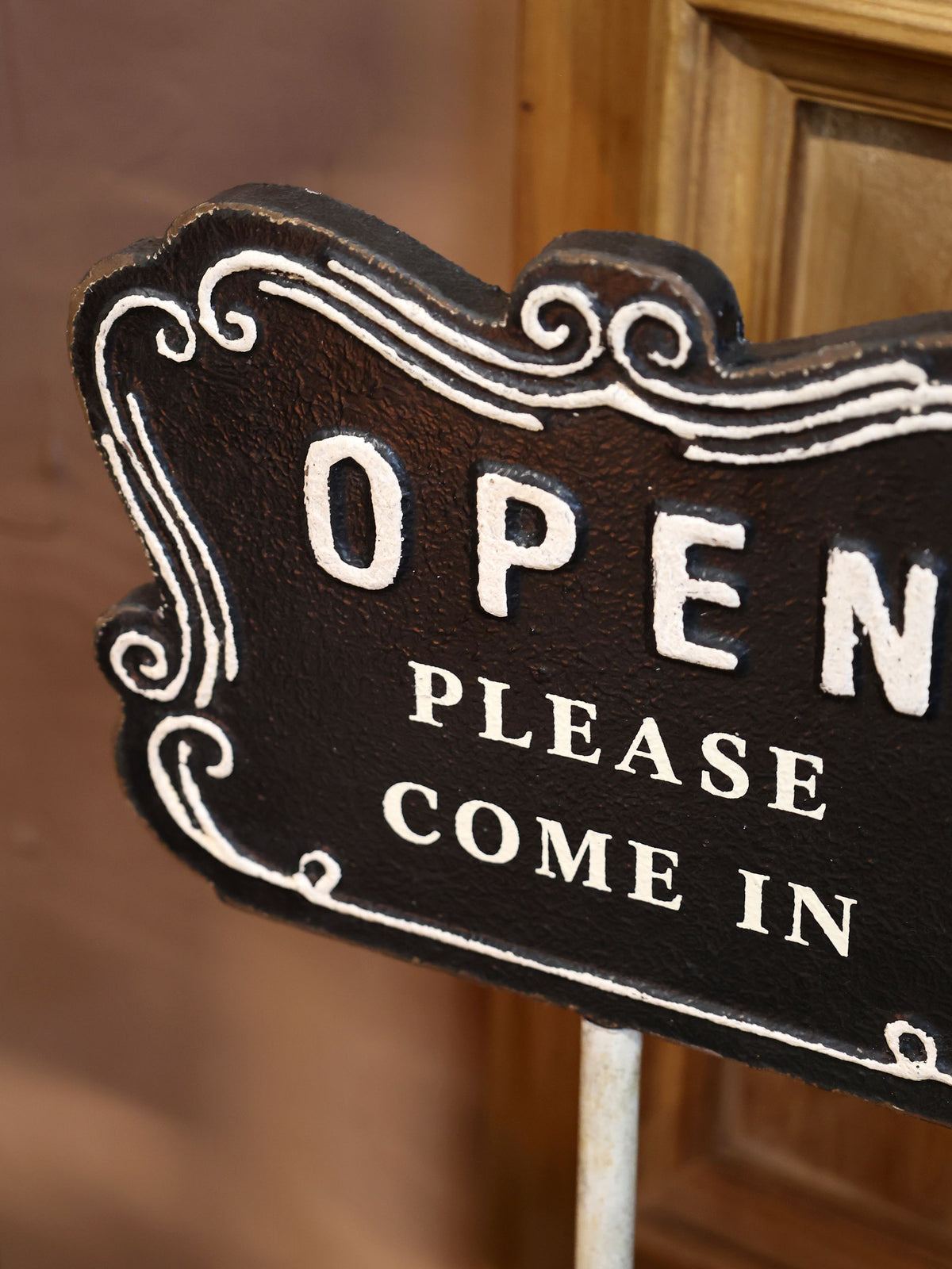 Schild open/closed auf Fuß, Eisen, antique creme